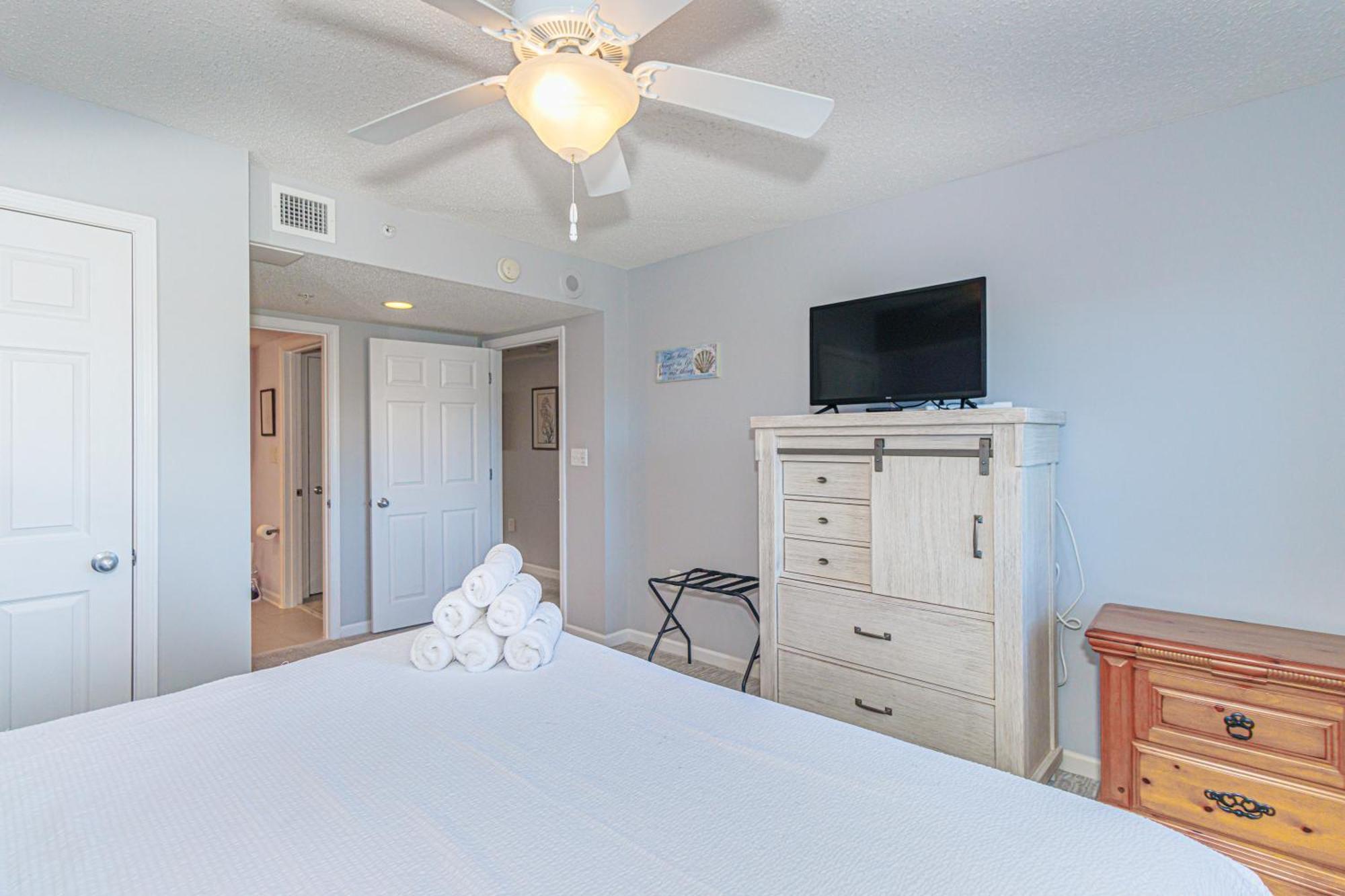 Magnificent 2 Bedroom With Marina Views! Yacht Club 1-501 A&c *