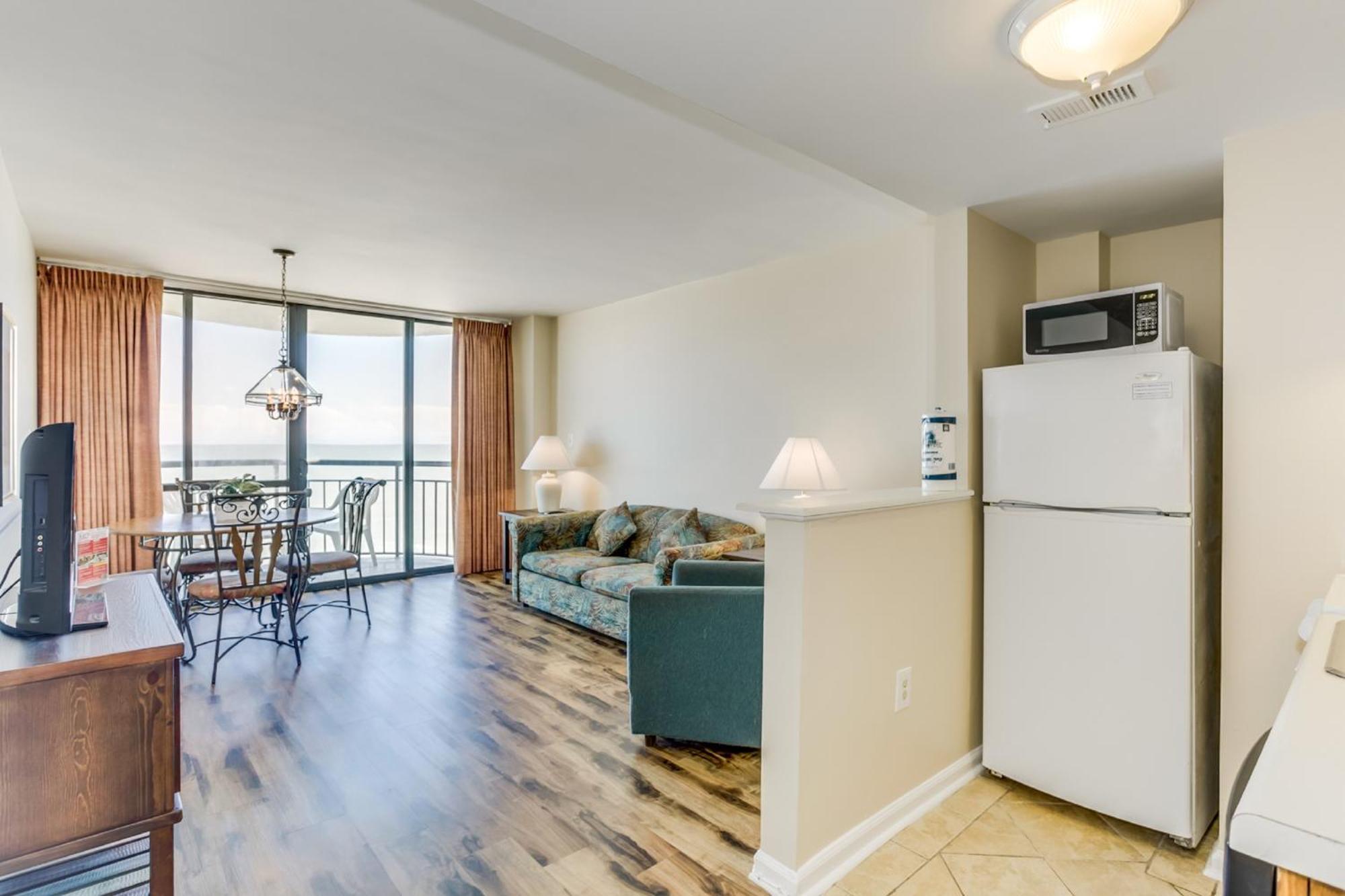 Beachfront With Private Balcony At Meridian Plaza Apartment *