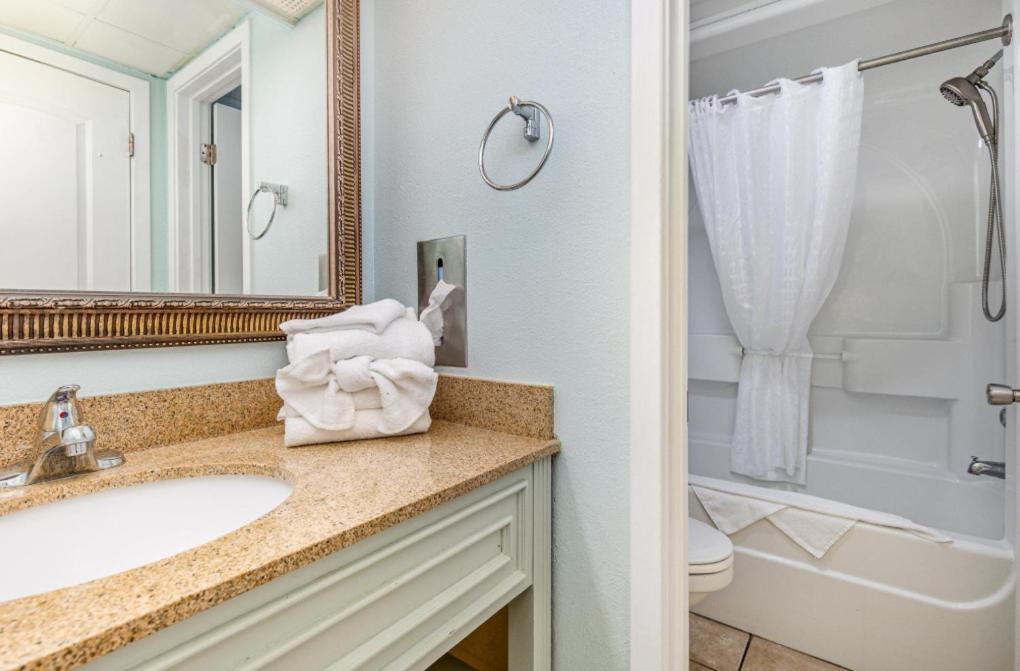 Cozy 1 Bedroom Condo- Immaculate Oceanfront Views- Monterey Bay 1617 Holiday home *