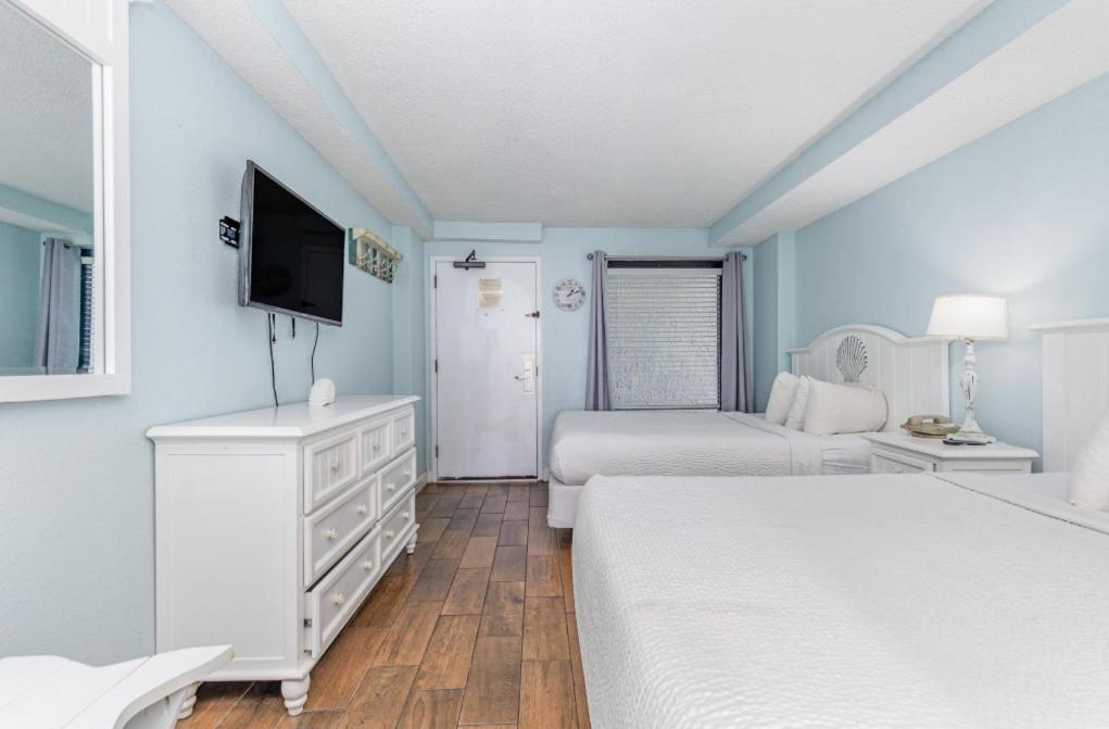 Cozy 1 Bedroom Condo- Immaculate Oceanfront Views- Monterey Bay 1617 *