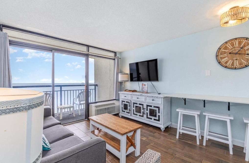 Cozy 1 Bedroom Condo- Immaculate Oceanfront Views- Monterey Bay 1617 Holiday home Myrtle Beach