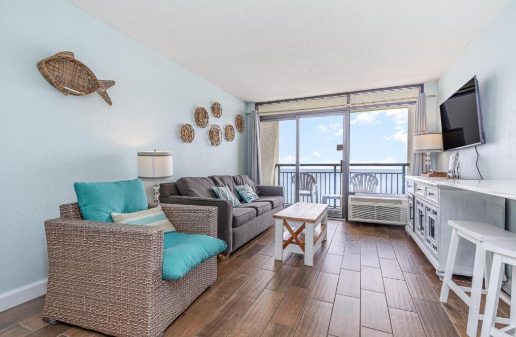 Cozy 1 Bedroom Condo- Immaculate Oceanfront Views- Monterey Bay 1617 Holiday home Myrtle Beach
