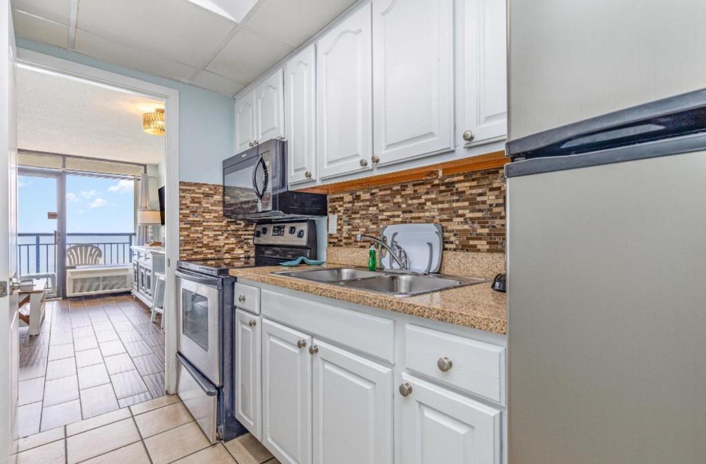 Cozy 1 Bedroom Condo- Immaculate Oceanfront Views- Monterey Bay 1617 *