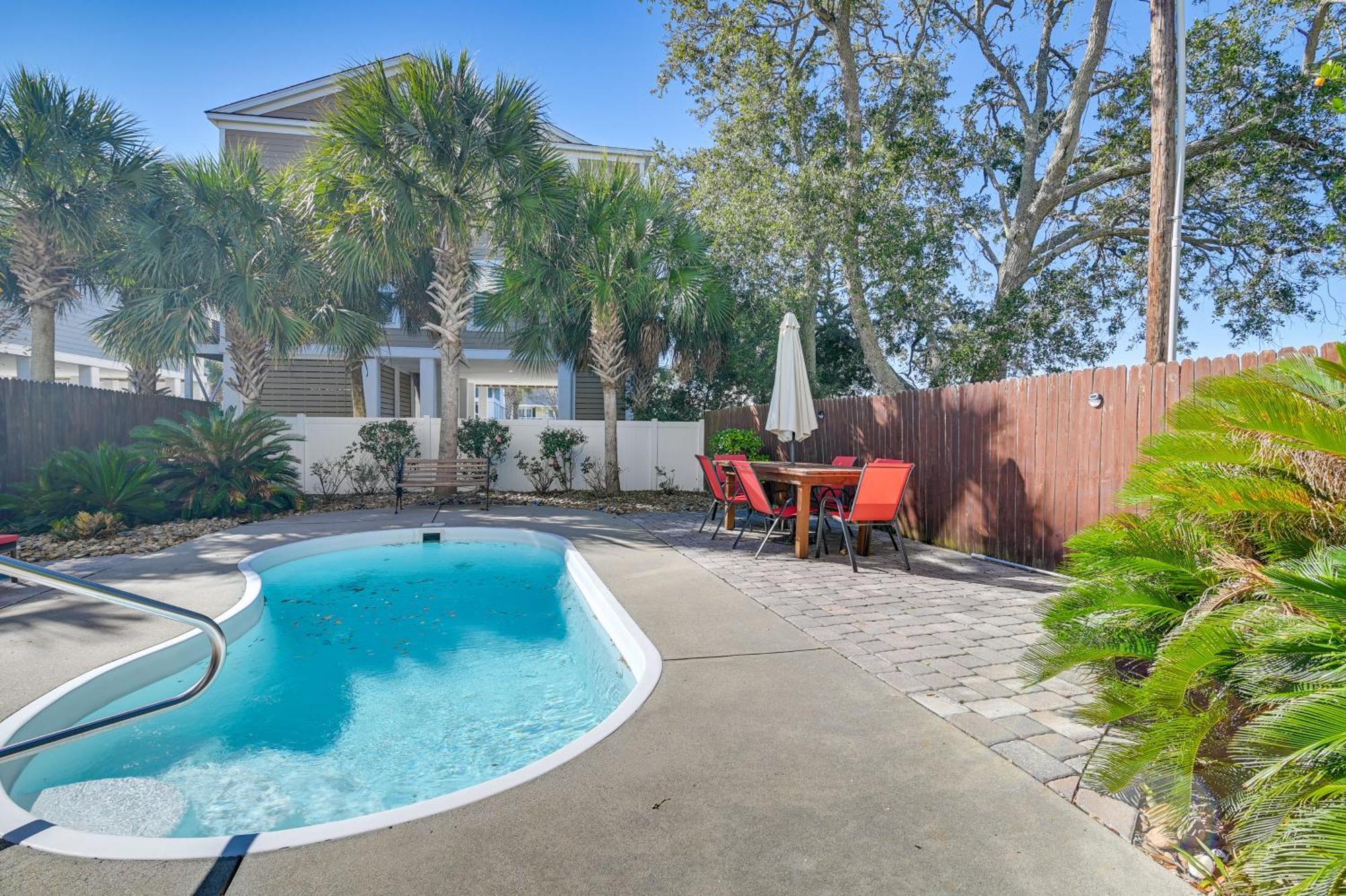 2 Blocks To Ocean Garden With Pool!