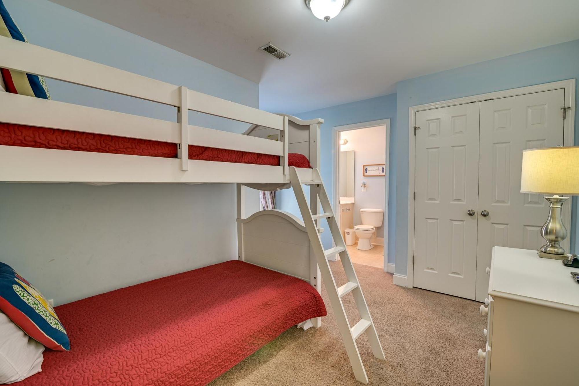 Holiday home 2 Blocks To Ocean Garden With Pool!