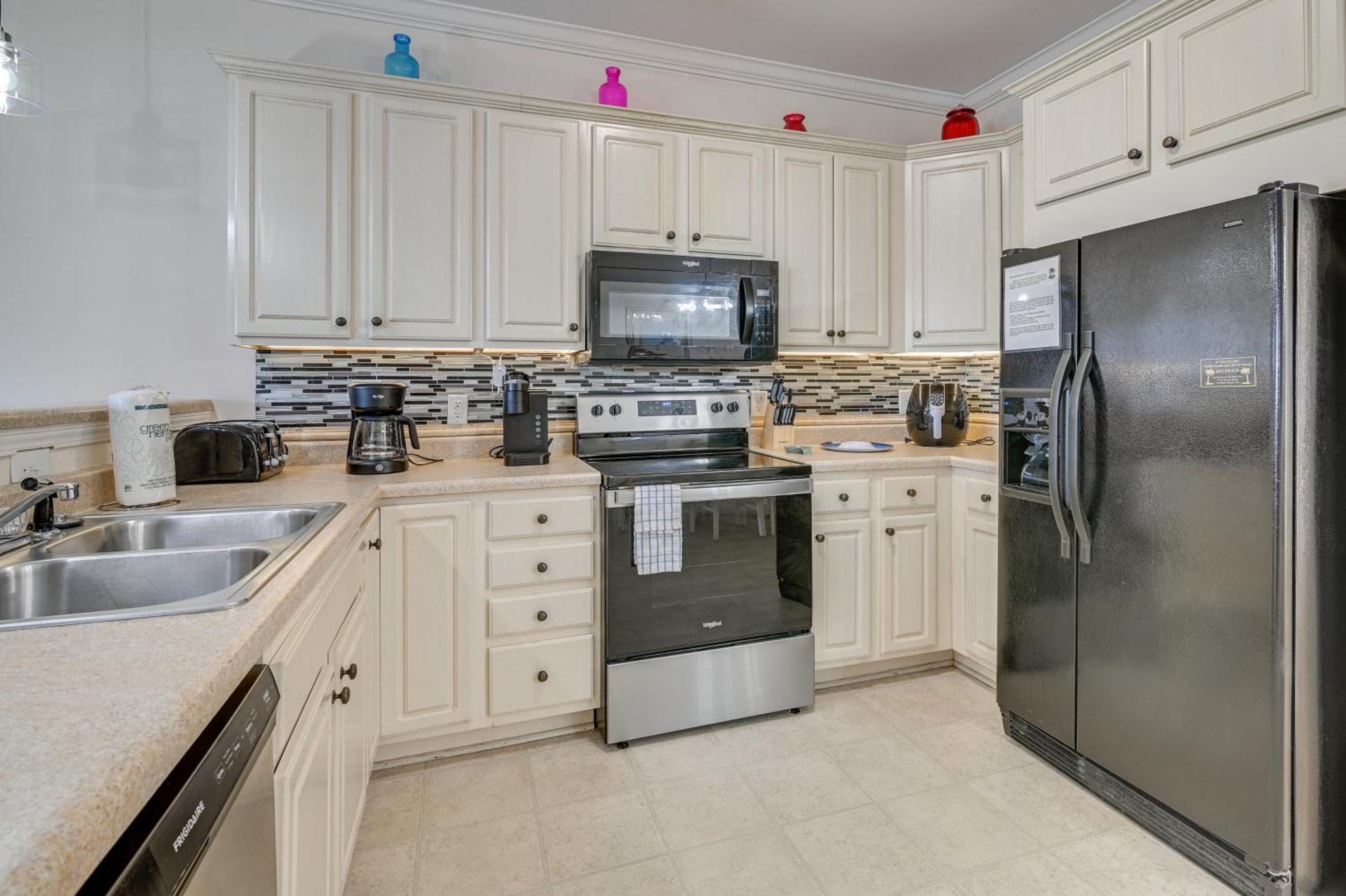 2 Blocks To Ocean Garden With Pool! *