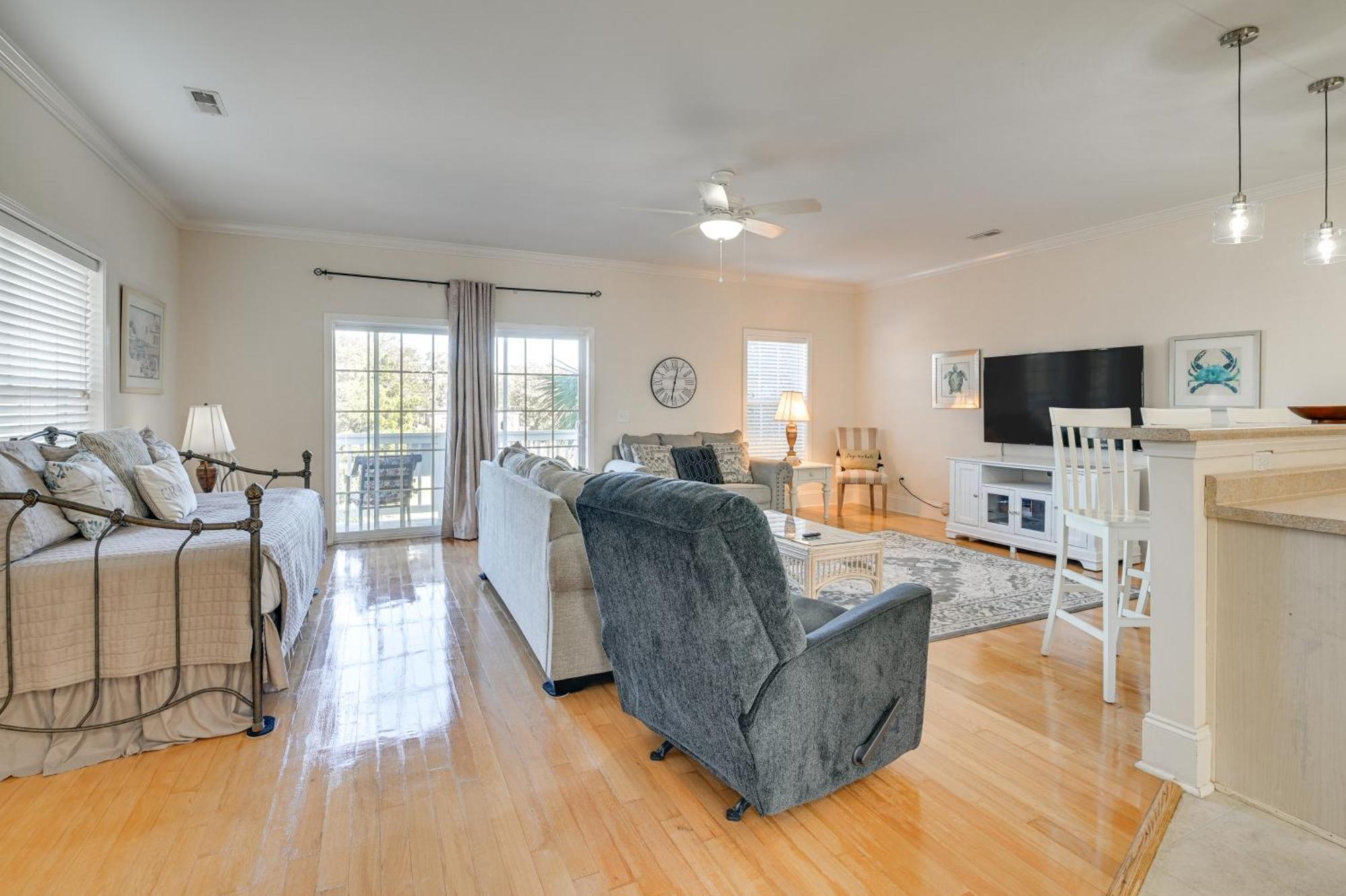 2 Blocks To Ocean Garden With Pool!