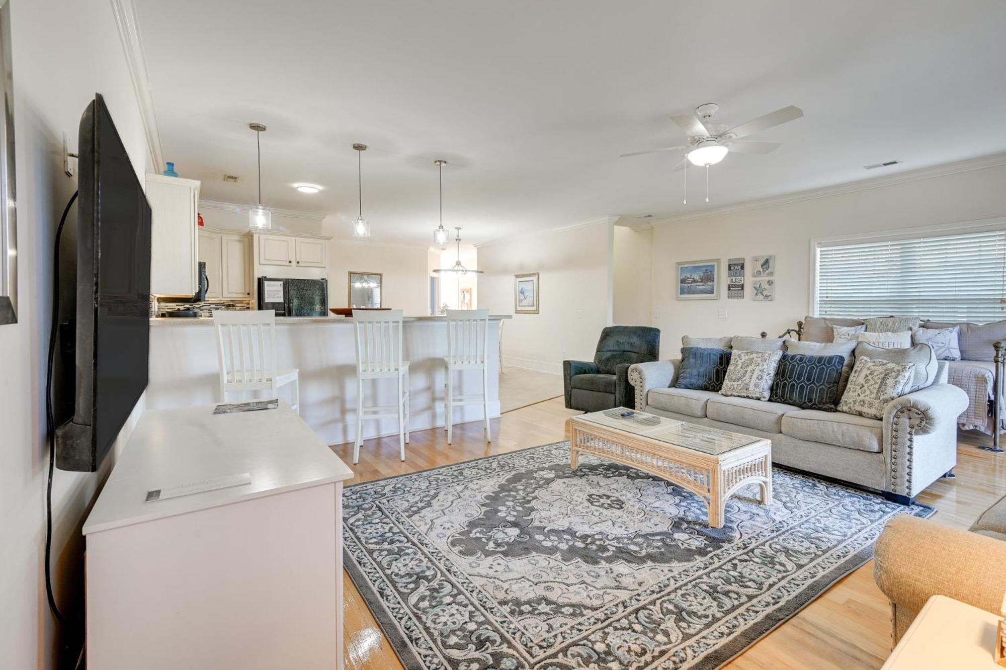 2 Blocks To Ocean Garden With Pool! Holiday home Myrtle Beach