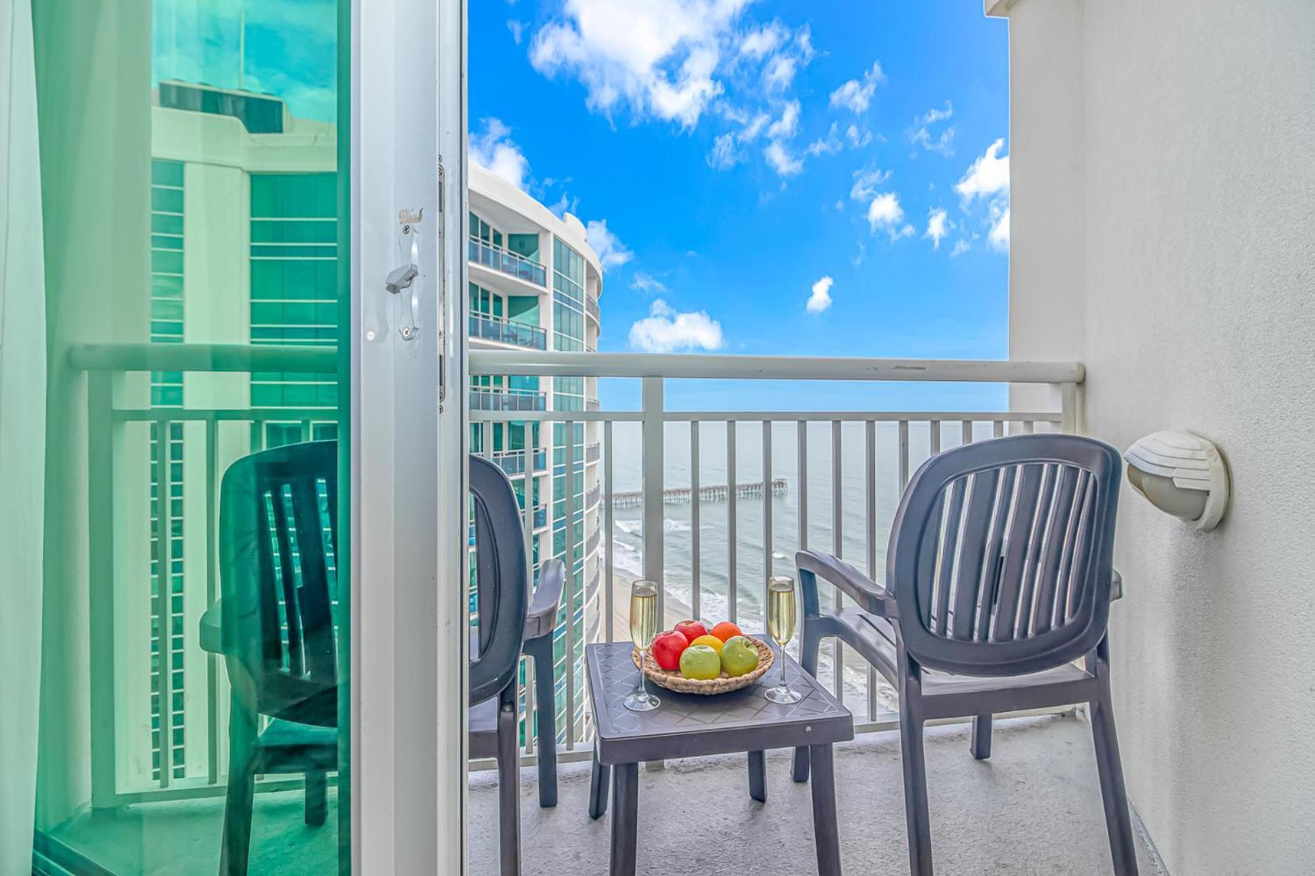 1 Bedroom Oceanview Penthouse At Sandy Beach! 1905 Holiday home