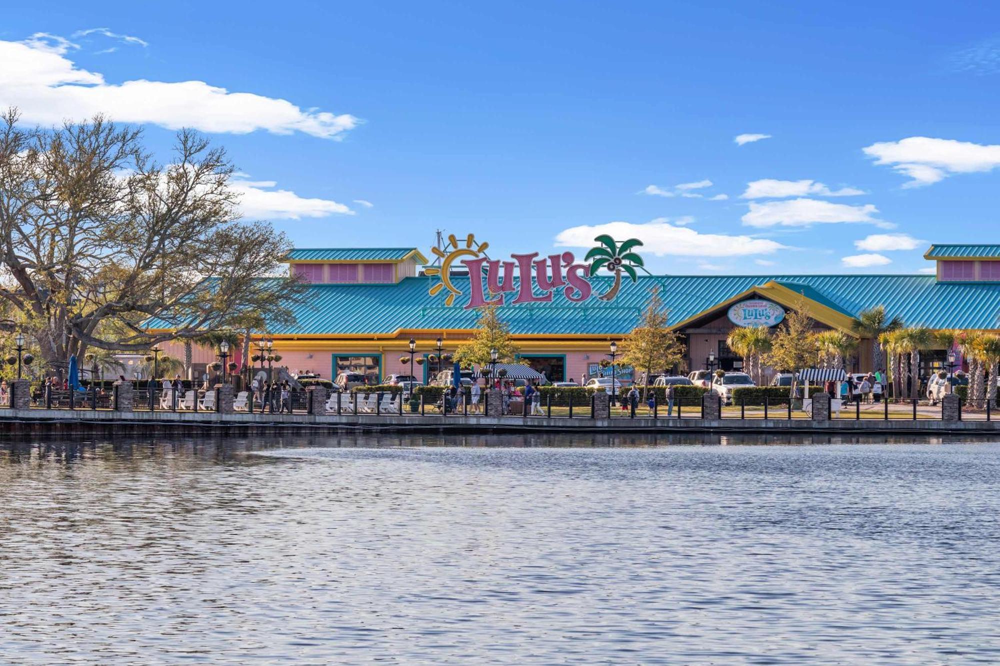 1 King Bed Sleeps 2 Pet-friendly *