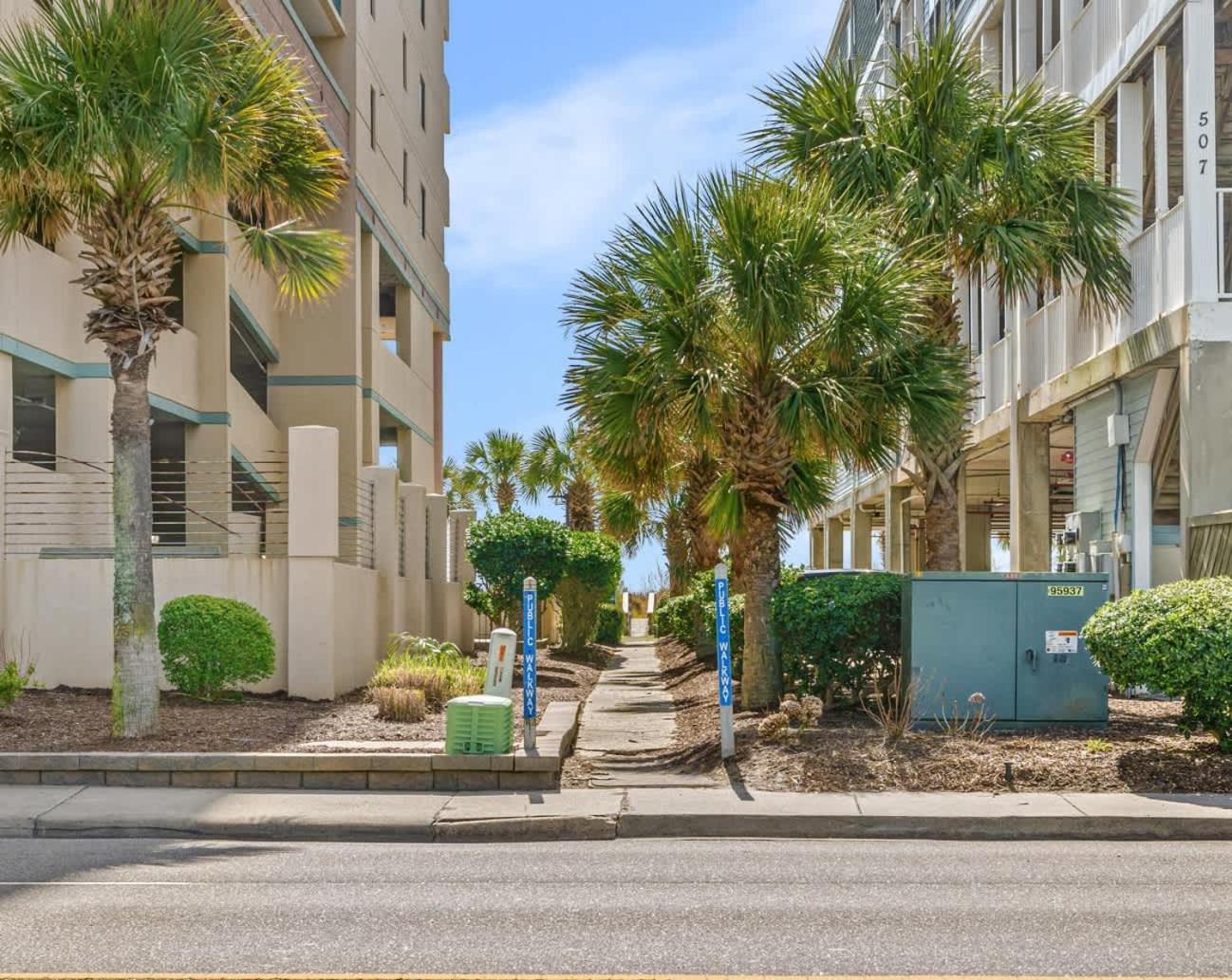 1 King Bed Sleeps 2 Pet-friendly *