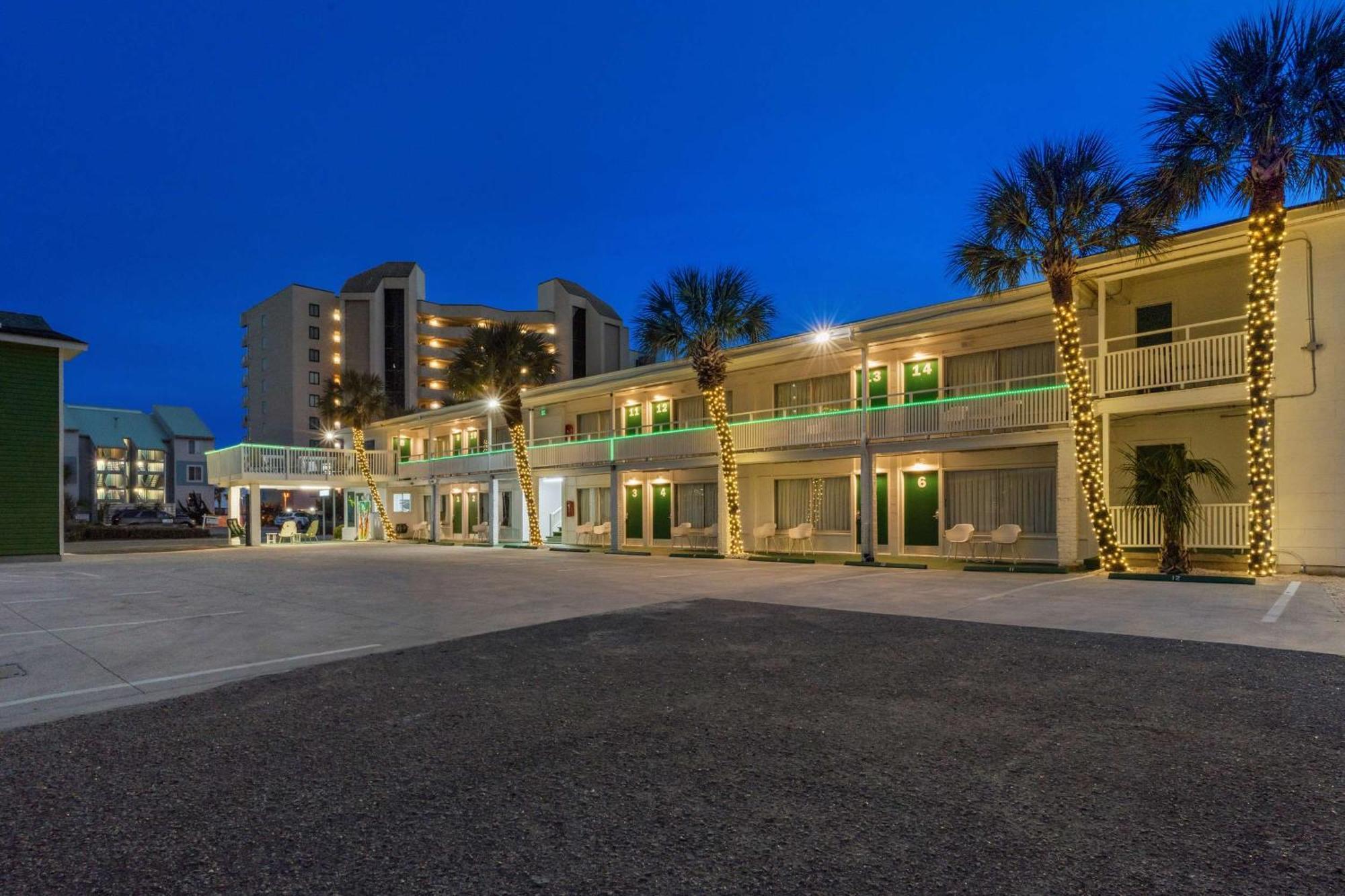 1 King Bed Sleeps 2 Pet-friendly
