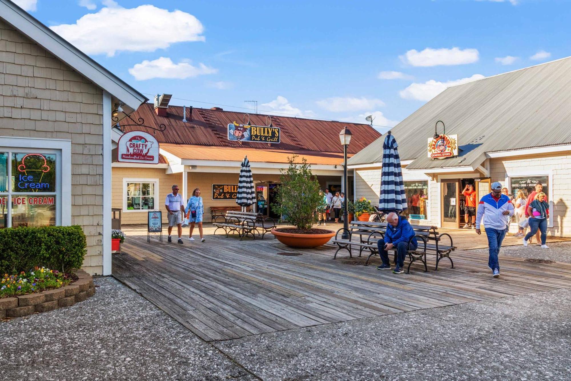 1 King Bed Sleeps 2 Pet-friendly *