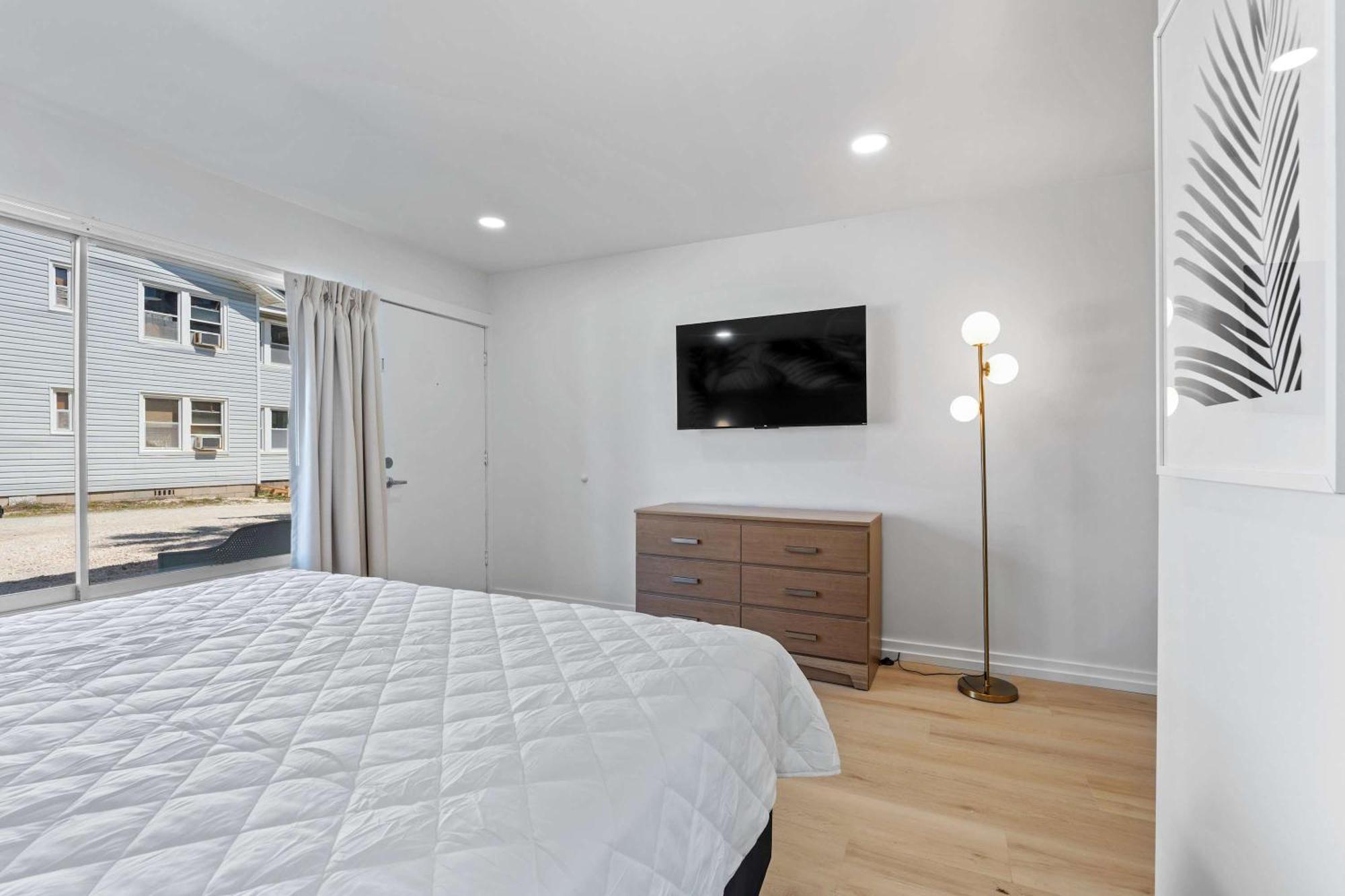 1 King Bed Sleeps 2 Pet-friendly *