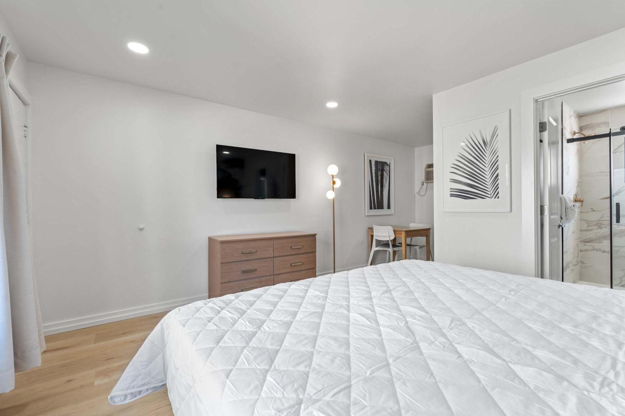 1 King Bed Sleeps 2 Pet-friendly