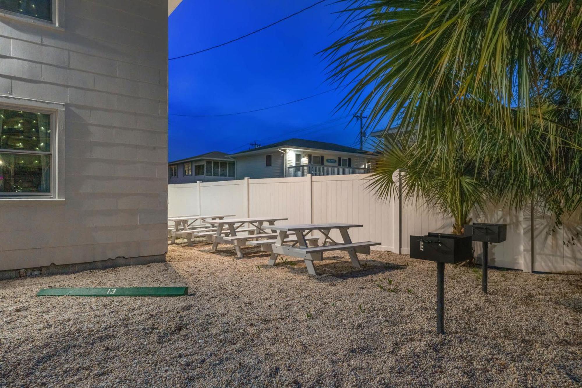 Apartment 1 King Bed Sleeps 2 Pet-friendly