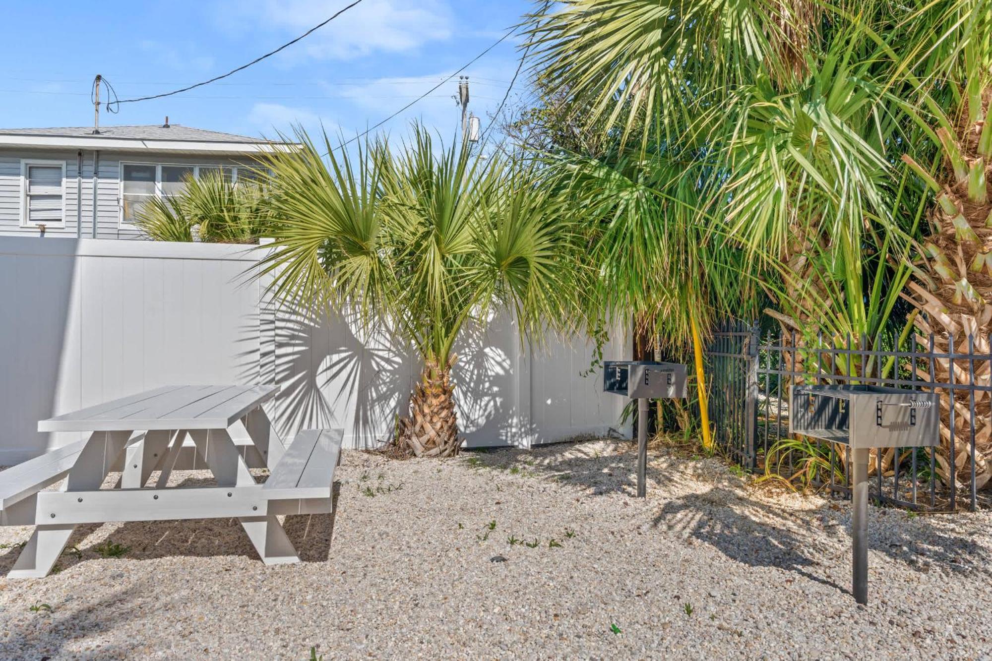 1 King Bed Sleeps 2 Pet-friendly *