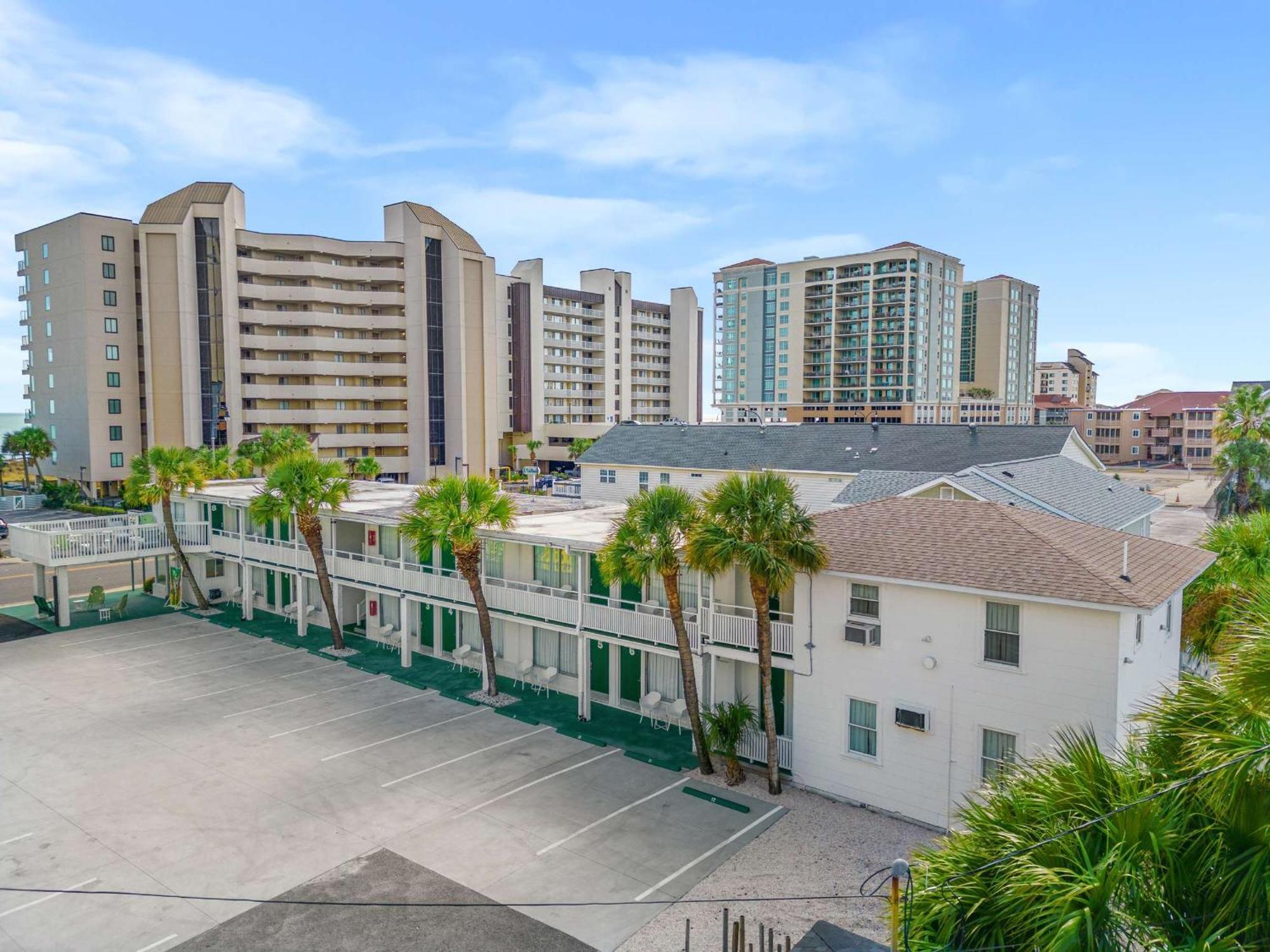 Apartment Sunny Near King Bed Walk To