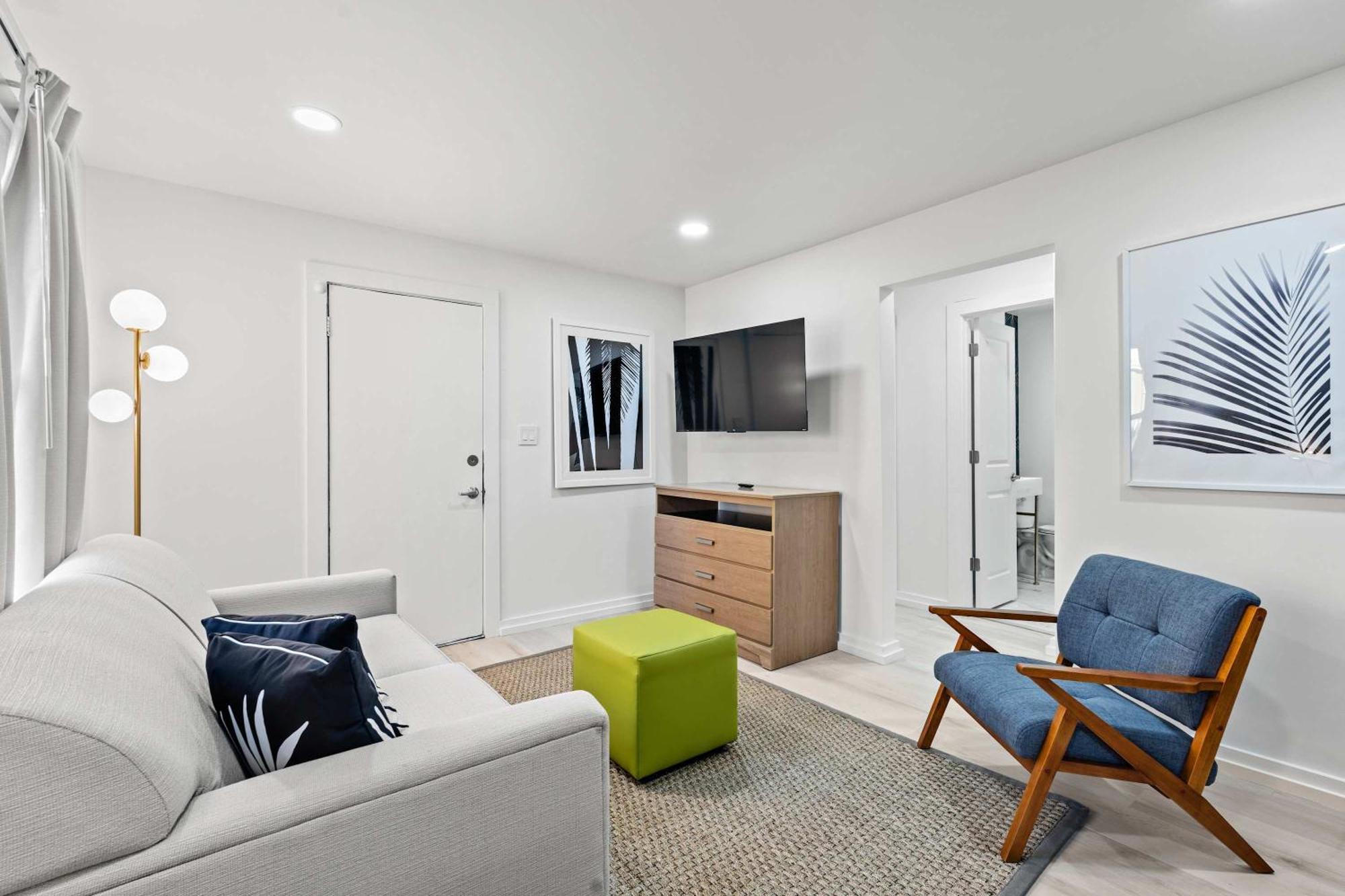 2br 1ba Sleeps 6 And Across From The Apartment *