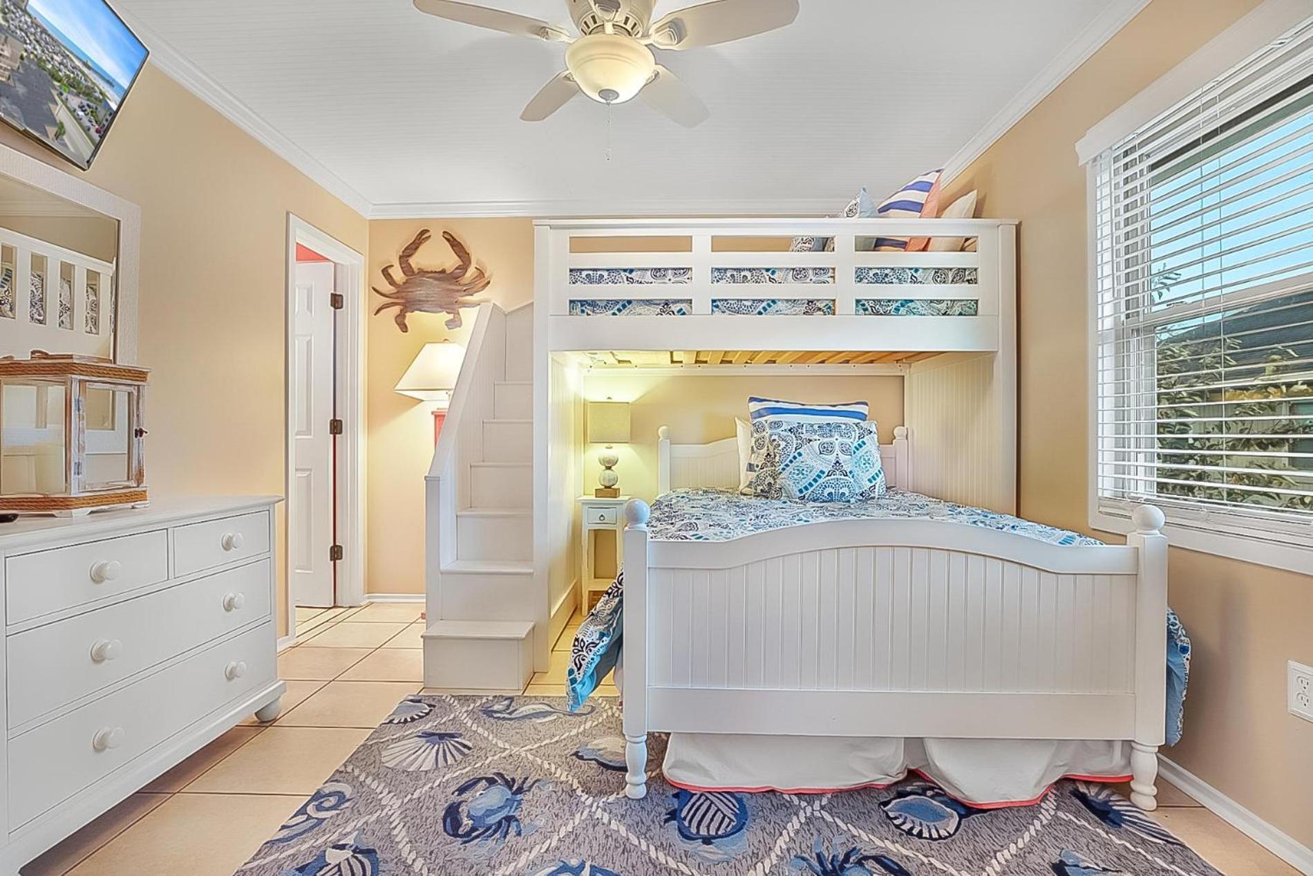 2 Bedroom Guest Cottage Steps From The Beach!