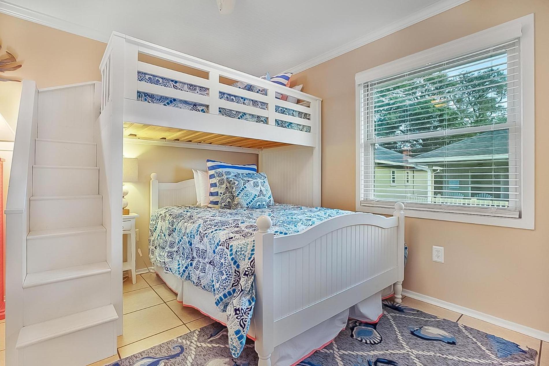 2 Bedroom Guest Cottage Steps From The Beach! Holiday home *