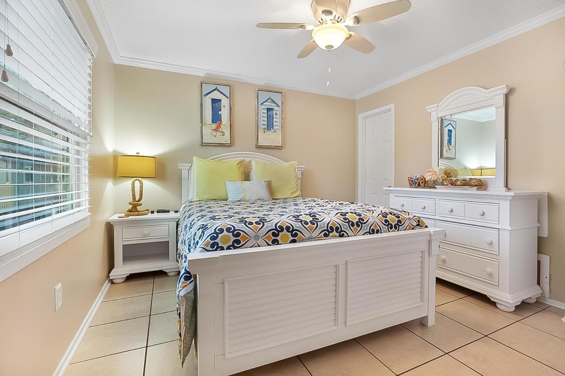 2 Bedroom Guest Cottage Steps From The Beach! Myrtle Beach