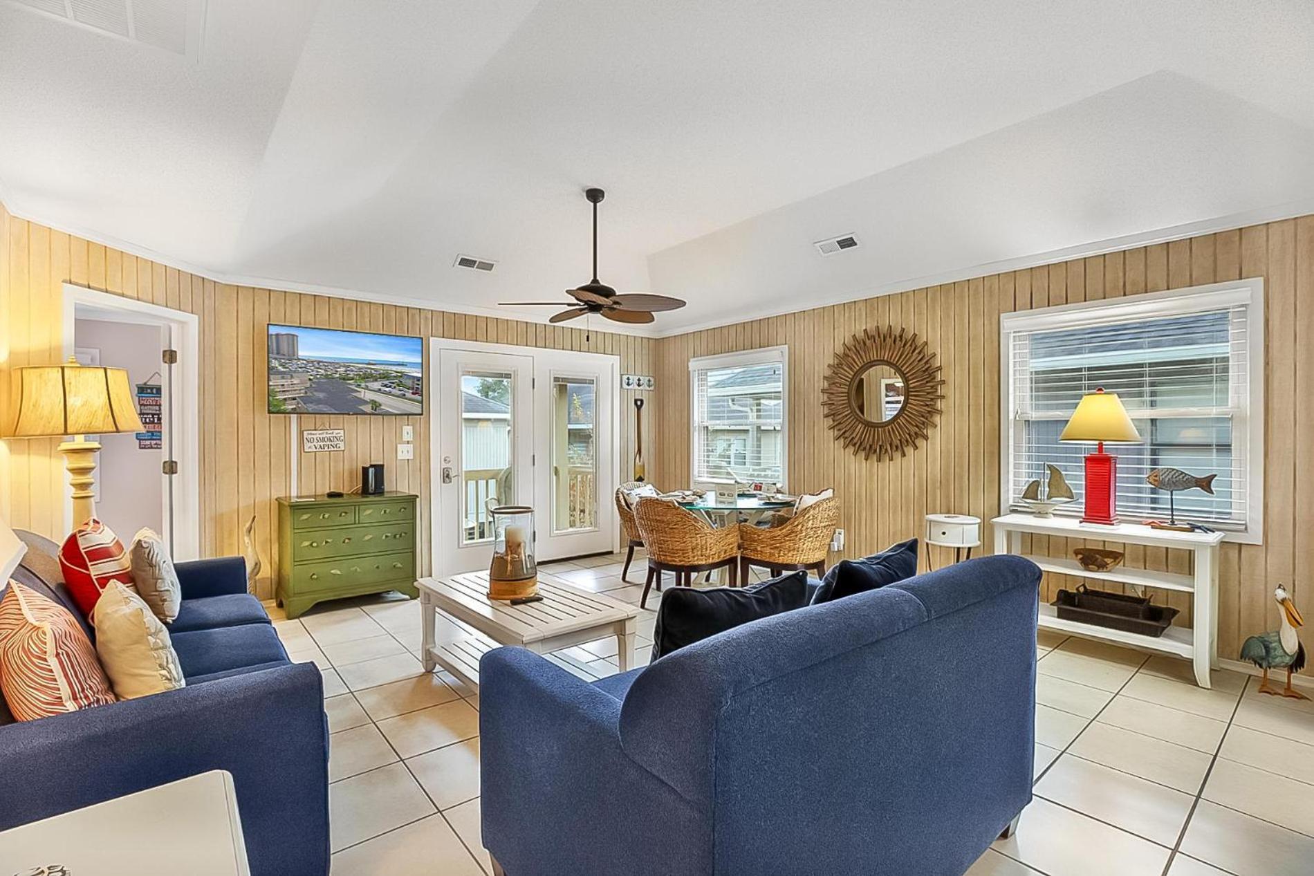 2 Bedroom Guest Cottage Steps From The Beach!