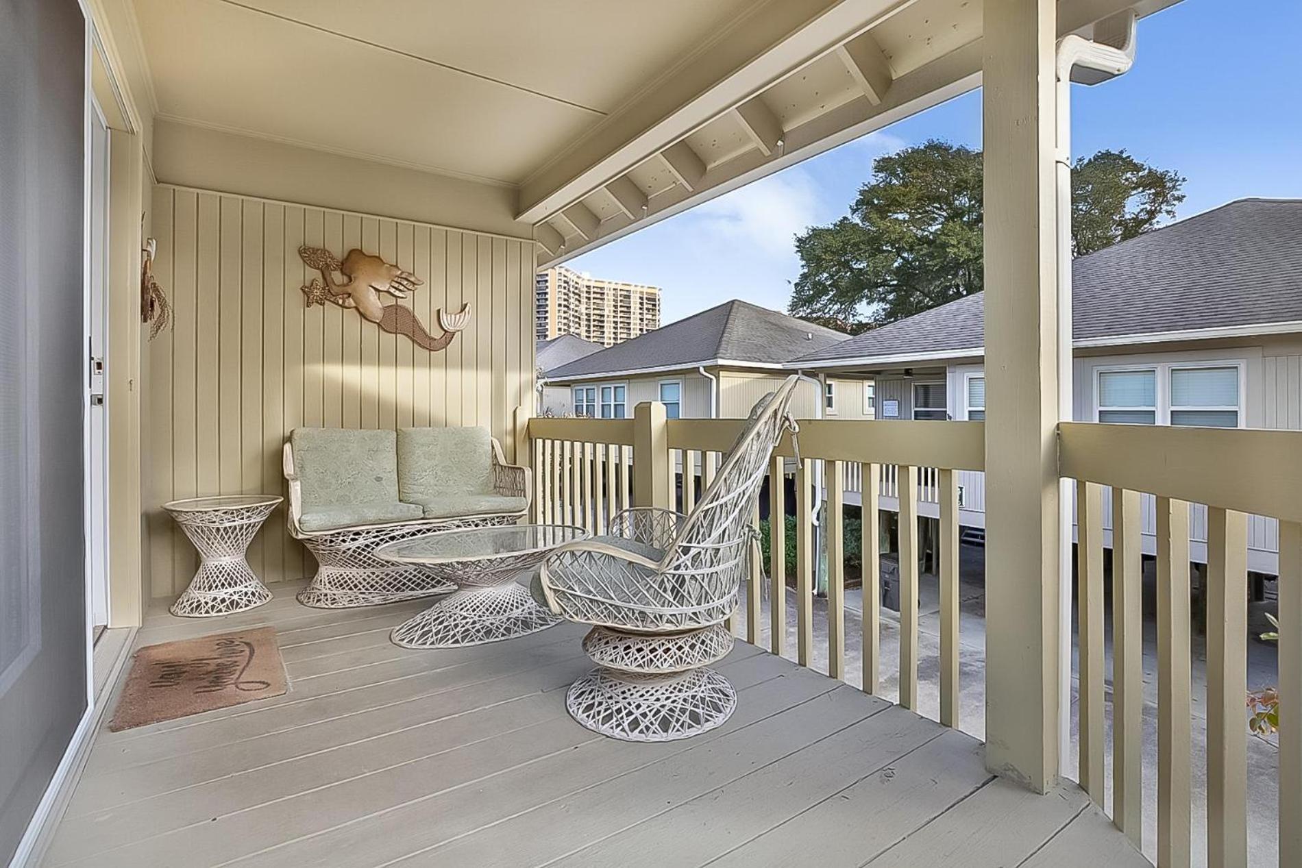 2 Bedroom Guest Cottage Steps From The Beach! Holiday home