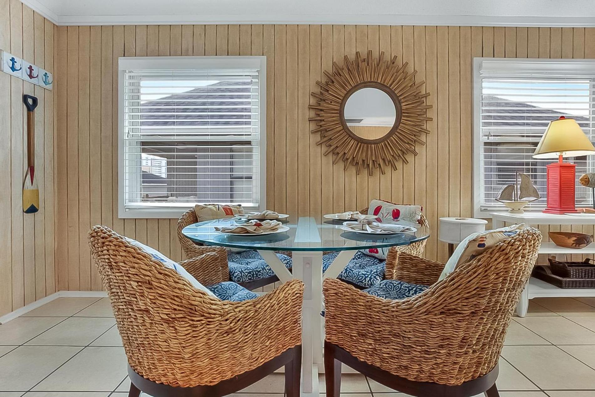 2 Bedroom Guest Cottage Steps From The Beach! Holiday home *
