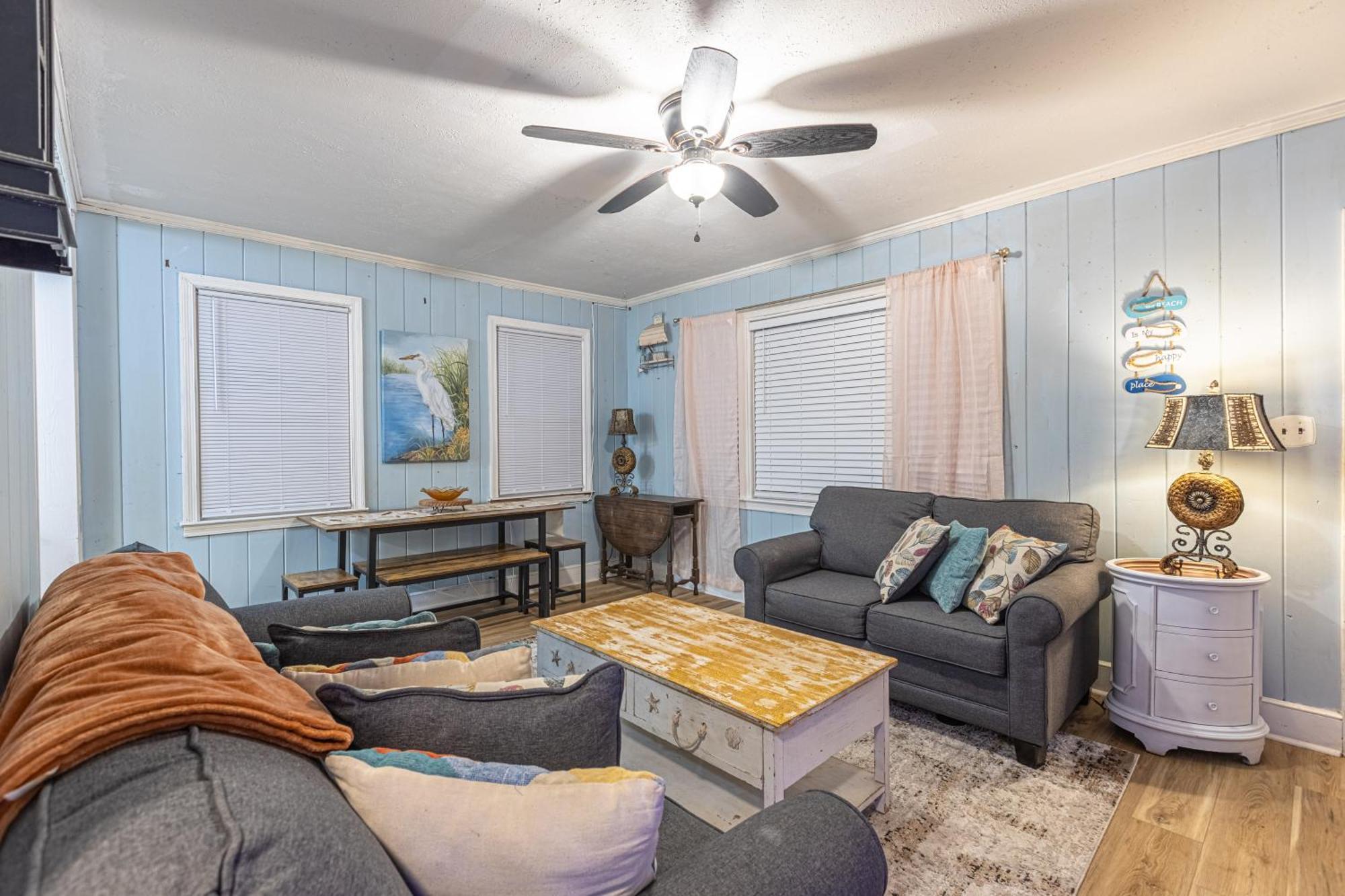 Beachy Central, Near Beach, 2 King Beds, Crib, Huge Private Yard, Patio, Porch, Bbq, & Firepit