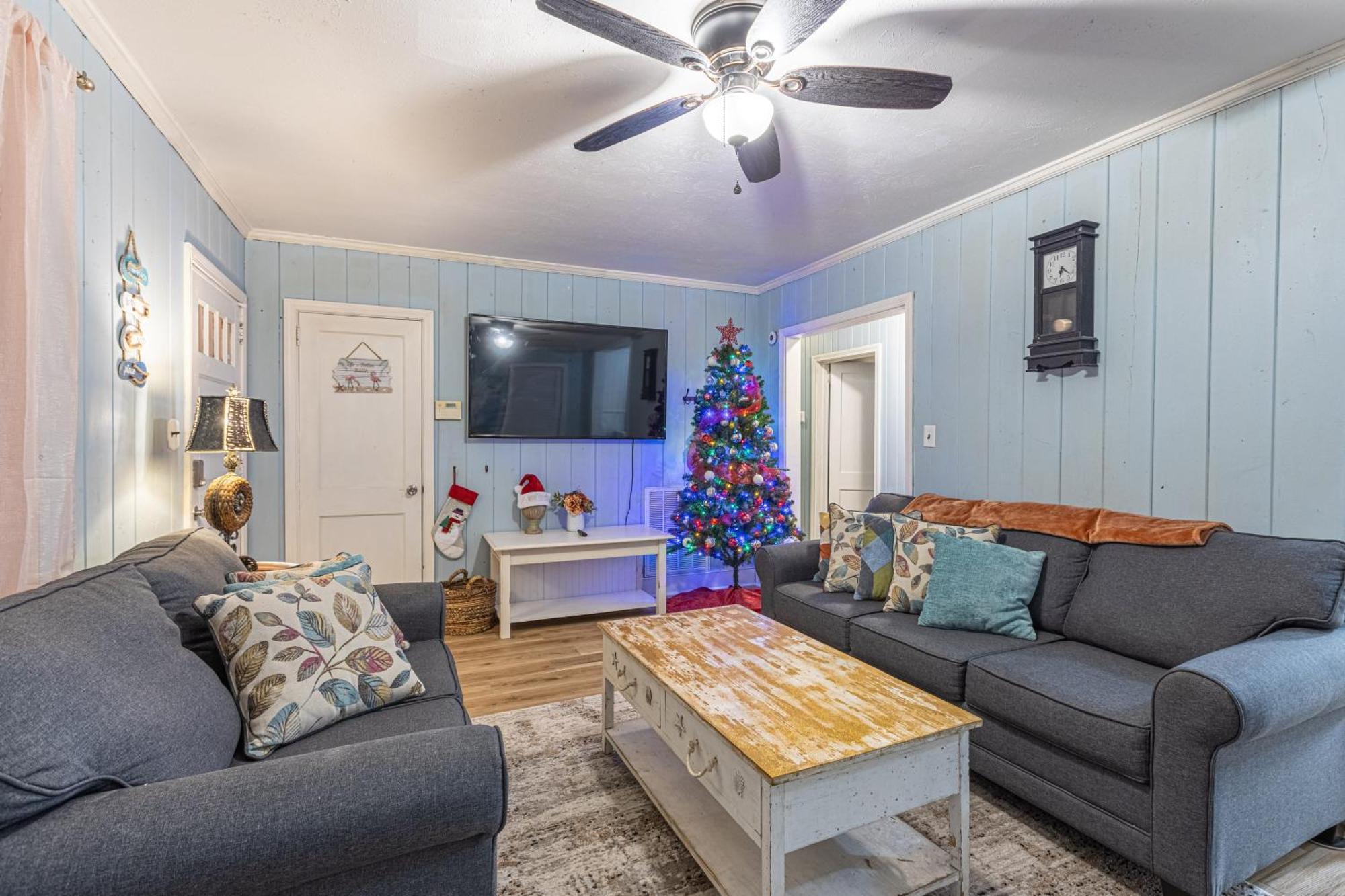 Beachy Central, Near Beach, 2 King Beds, Crib, Huge Private Yard, Patio, Porch, Bbq, & Firepit Holiday home