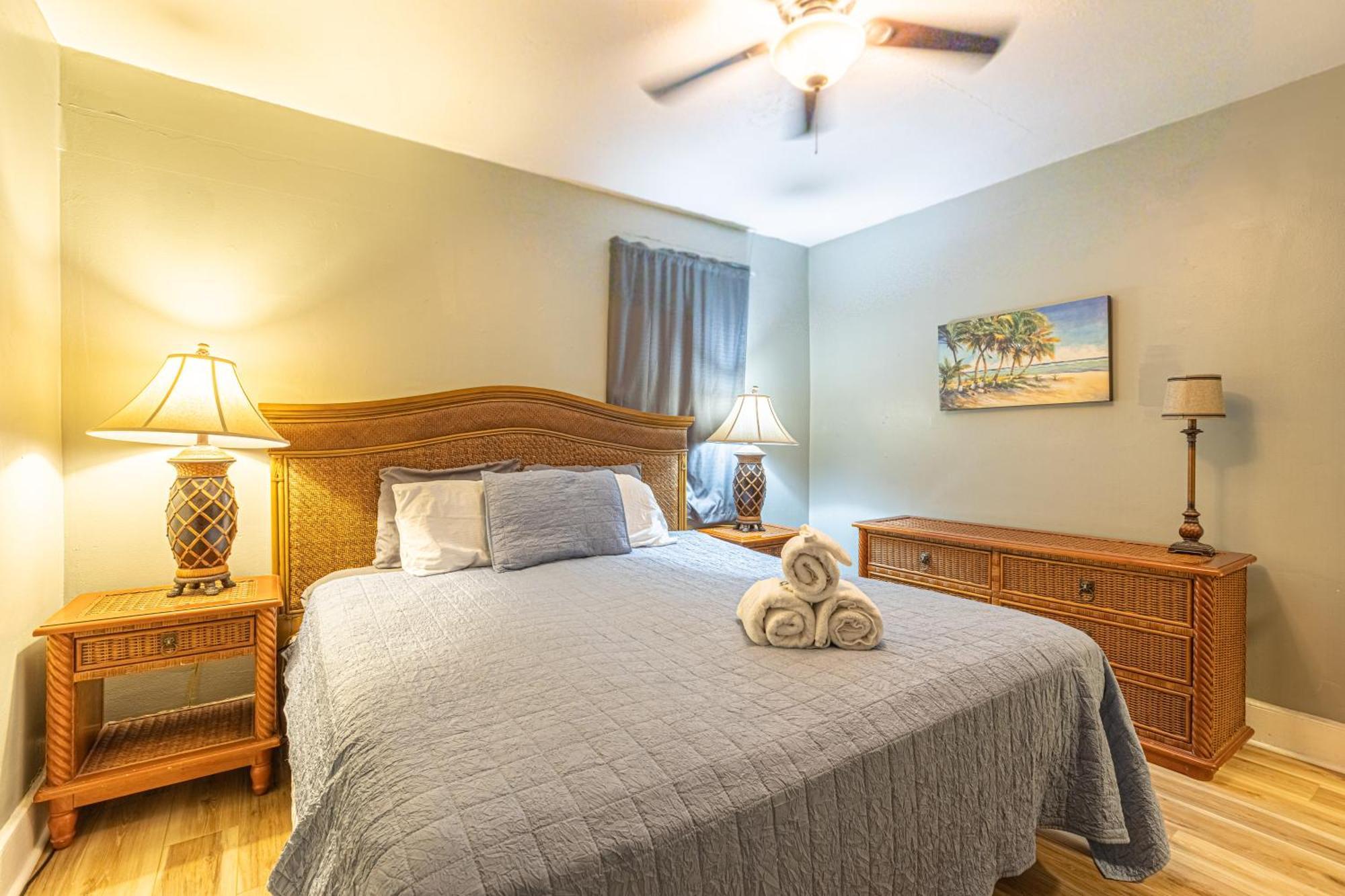 Beachy Central, Near Beach, 2 King Beds, Crib, Huge Private Yard, Patio, Porch, Bbq, & Firepit * Myrtle Beach
