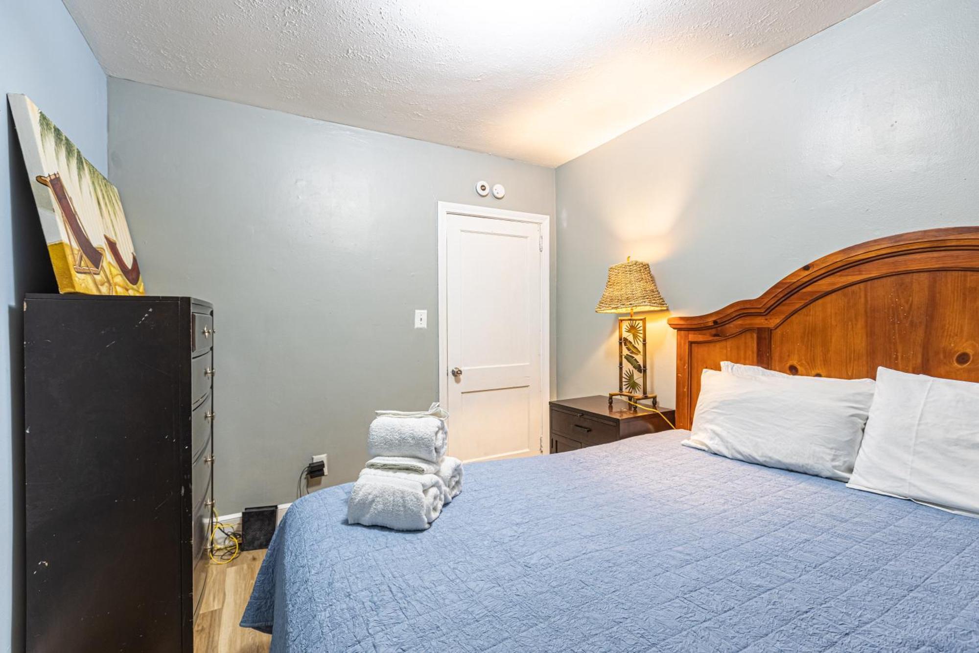 Beachy Central, Near Beach, 2 King Beds, Crib, Huge Private Yard, Patio, Porch, Bbq, & Firepit