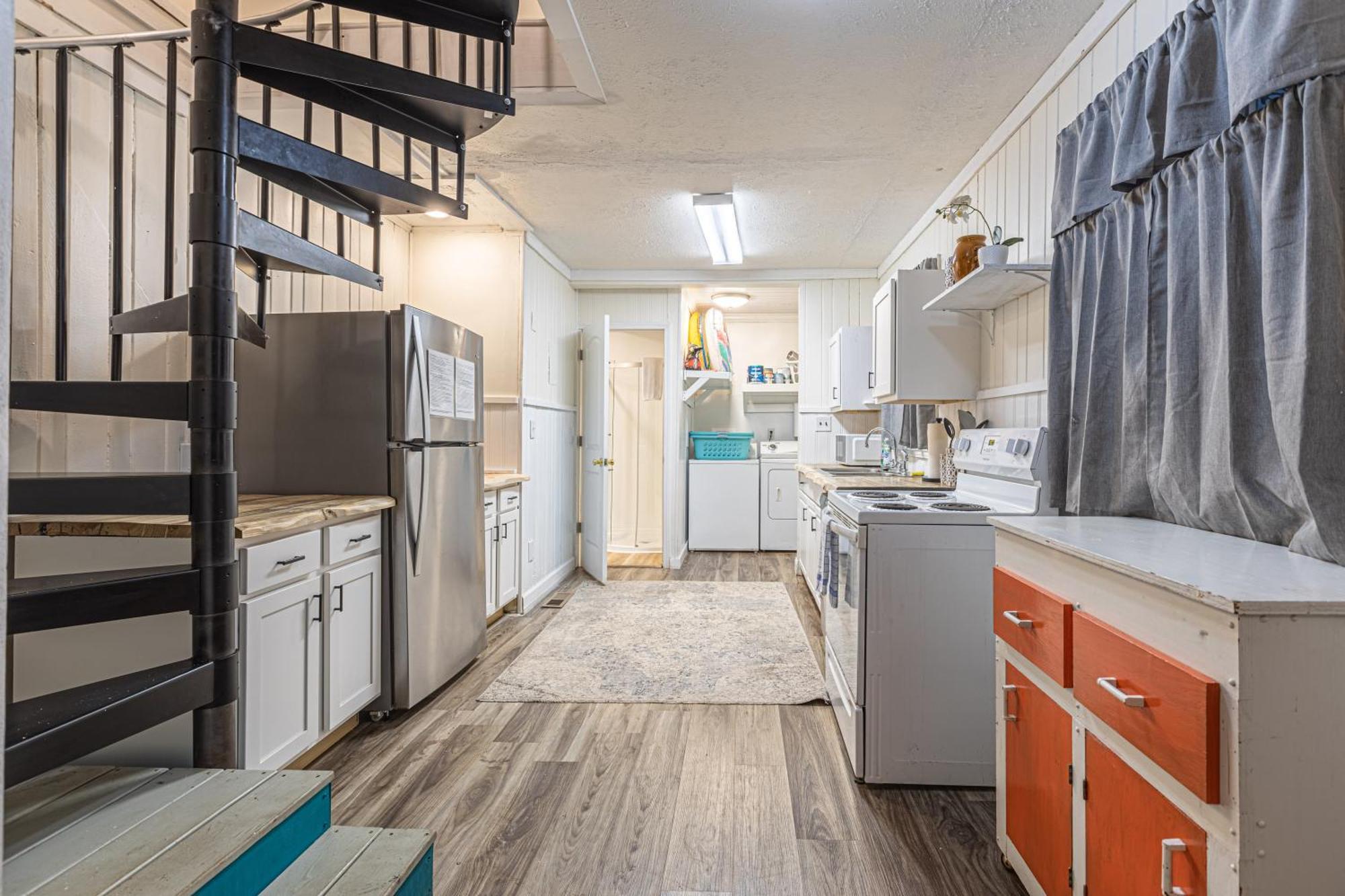 Holiday home Beachy Central, Near Beach, 2 King Beds, Crib, Huge Private Yard, Patio, Porch, Bbq, & Firepit