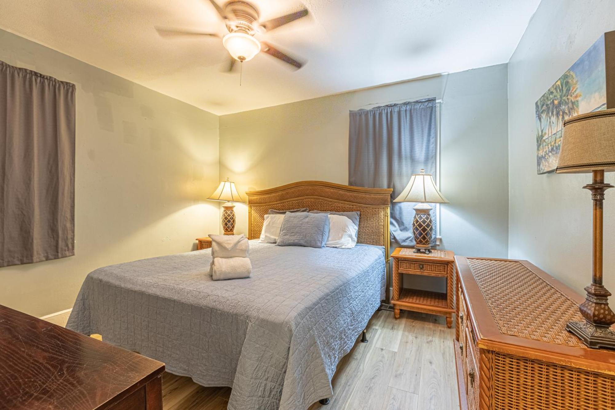 Holiday home Beachy Central, Near Beach, 2 King Beds, Crib, Huge Private Yard, Patio, Porch, Bbq, & Firepit Myrtle Beach