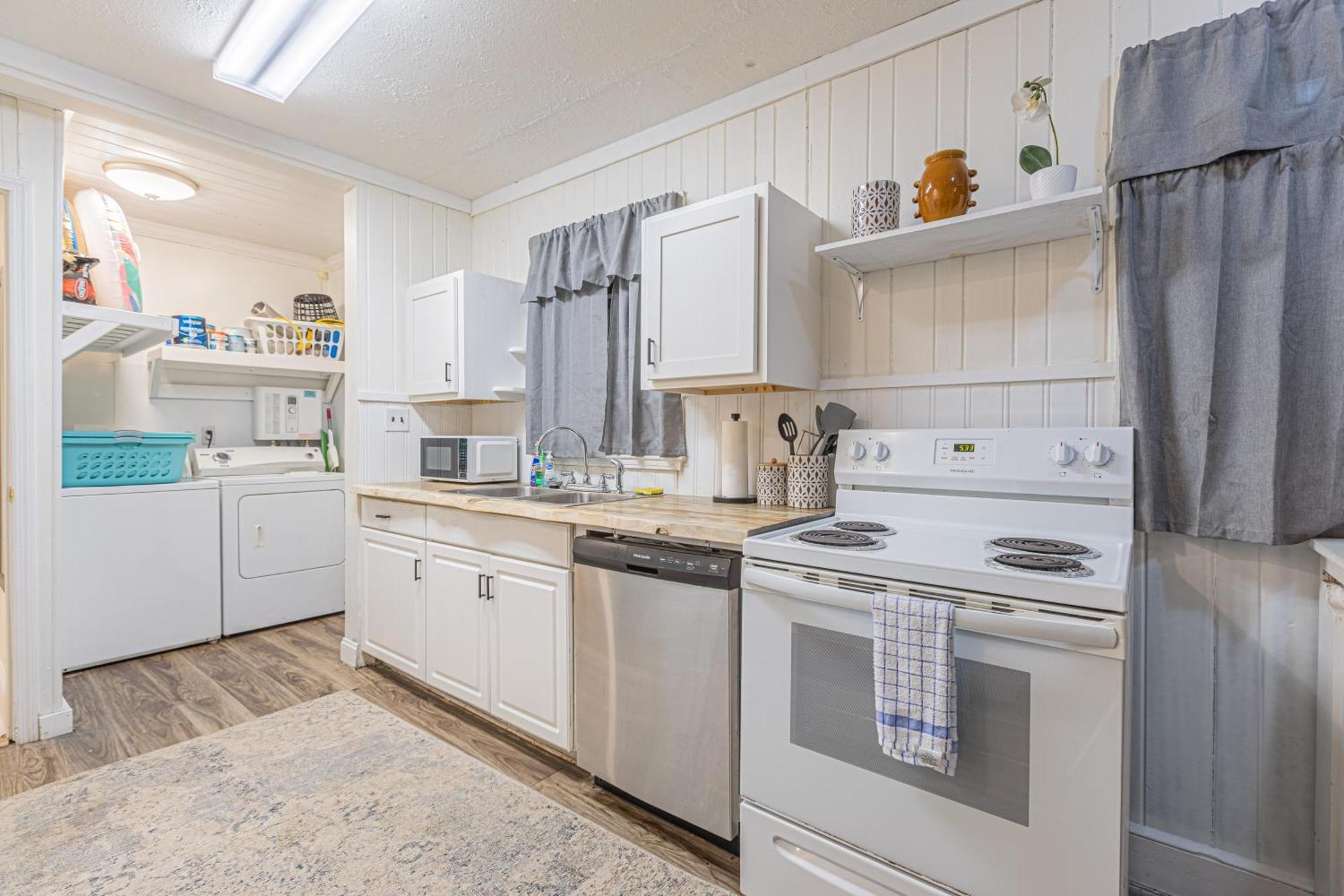 Beachy Central, Near Beach, 2 King Beds, Crib, Huge Private Yard, Patio, Porch, Bbq, & Firepit Myrtle Beach
