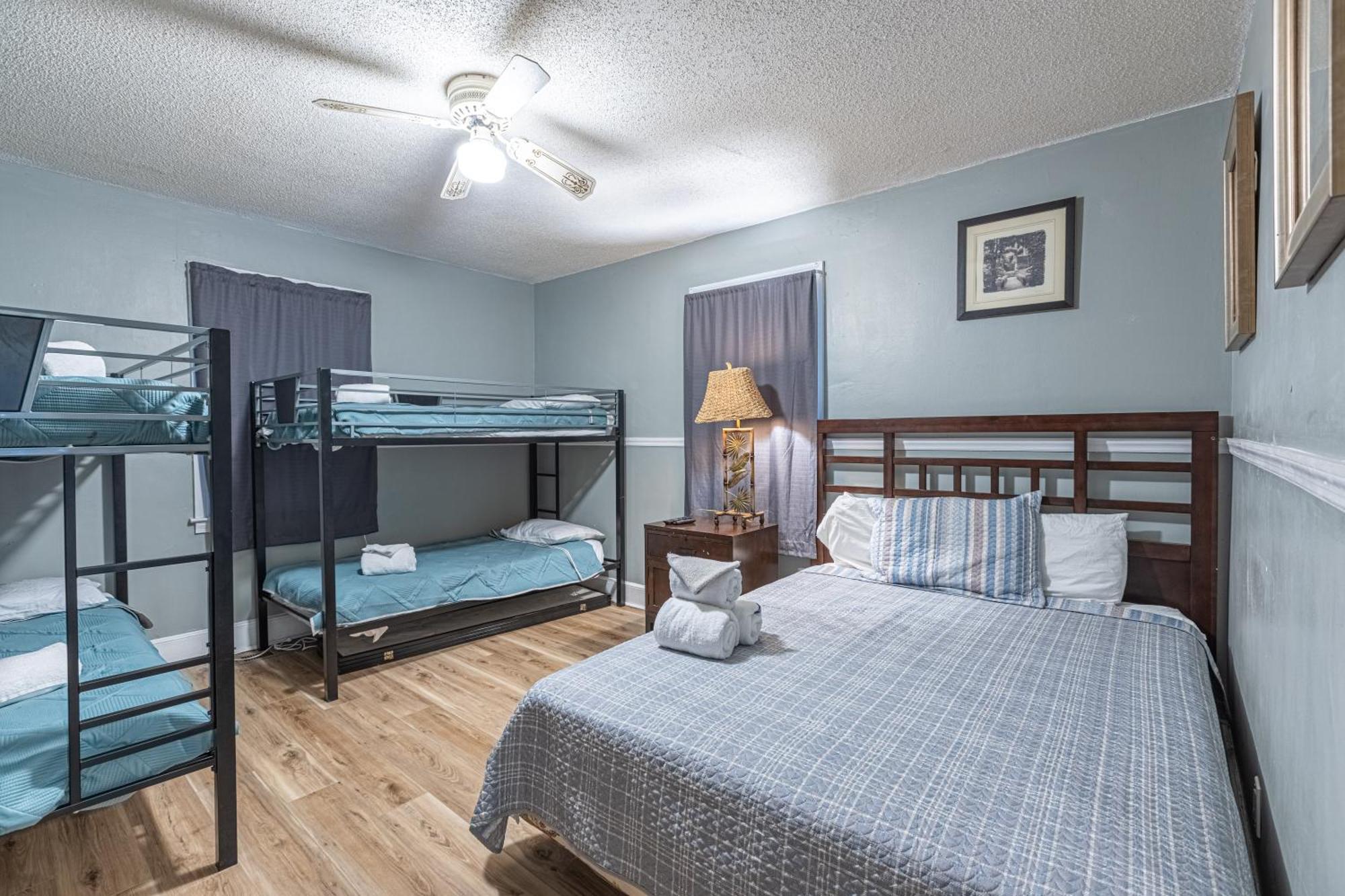 Holiday home Beachy Central, Near Beach, 2 King Beds, Crib, Huge Private Yard, Patio, Porch, Bbq, & Firepit Myrtle Beach