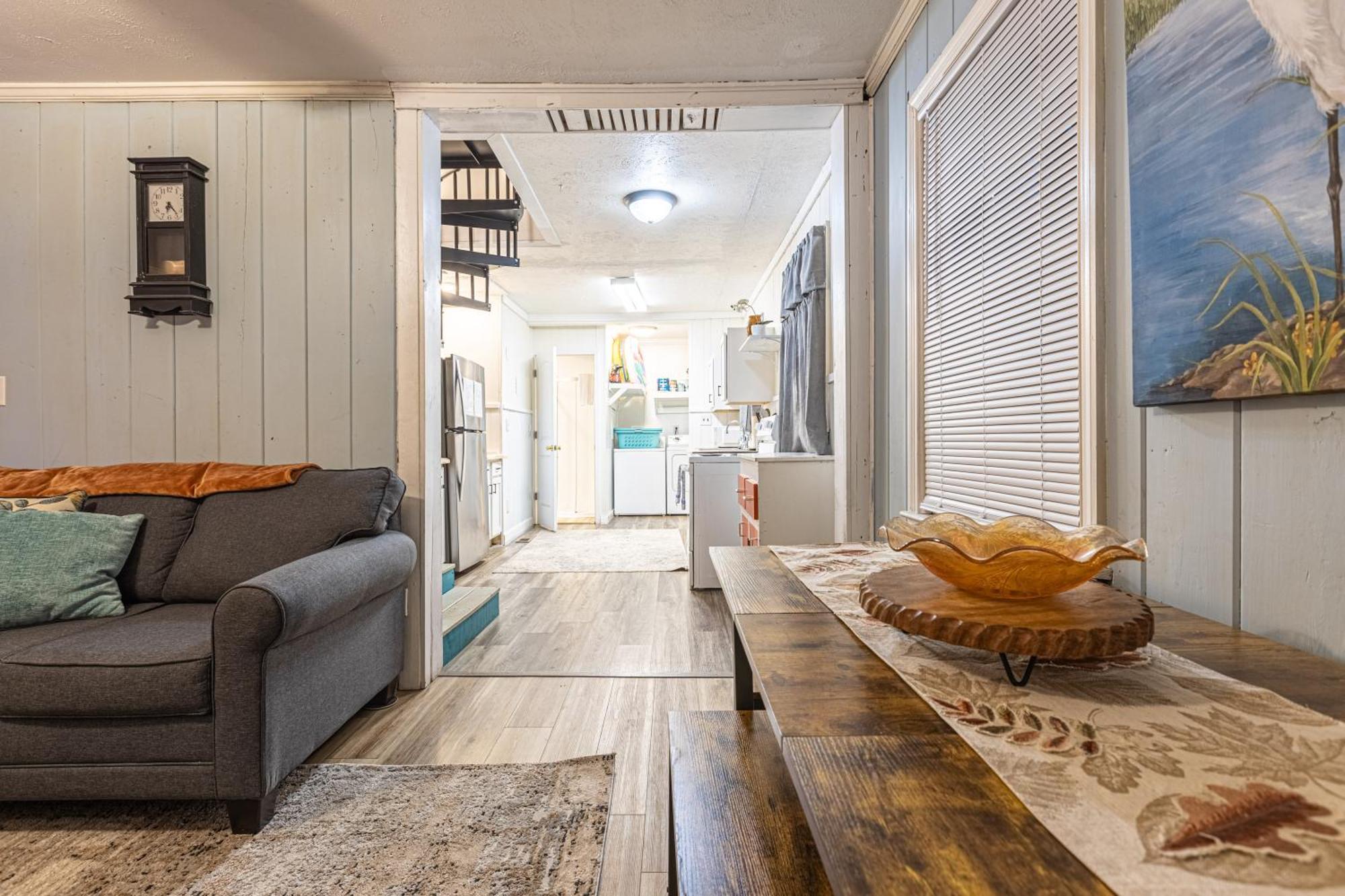 Beachy Central, Near Beach, 2 King Beds, Crib, Huge Private Yard, Patio, Porch, Bbq, & Firepit *