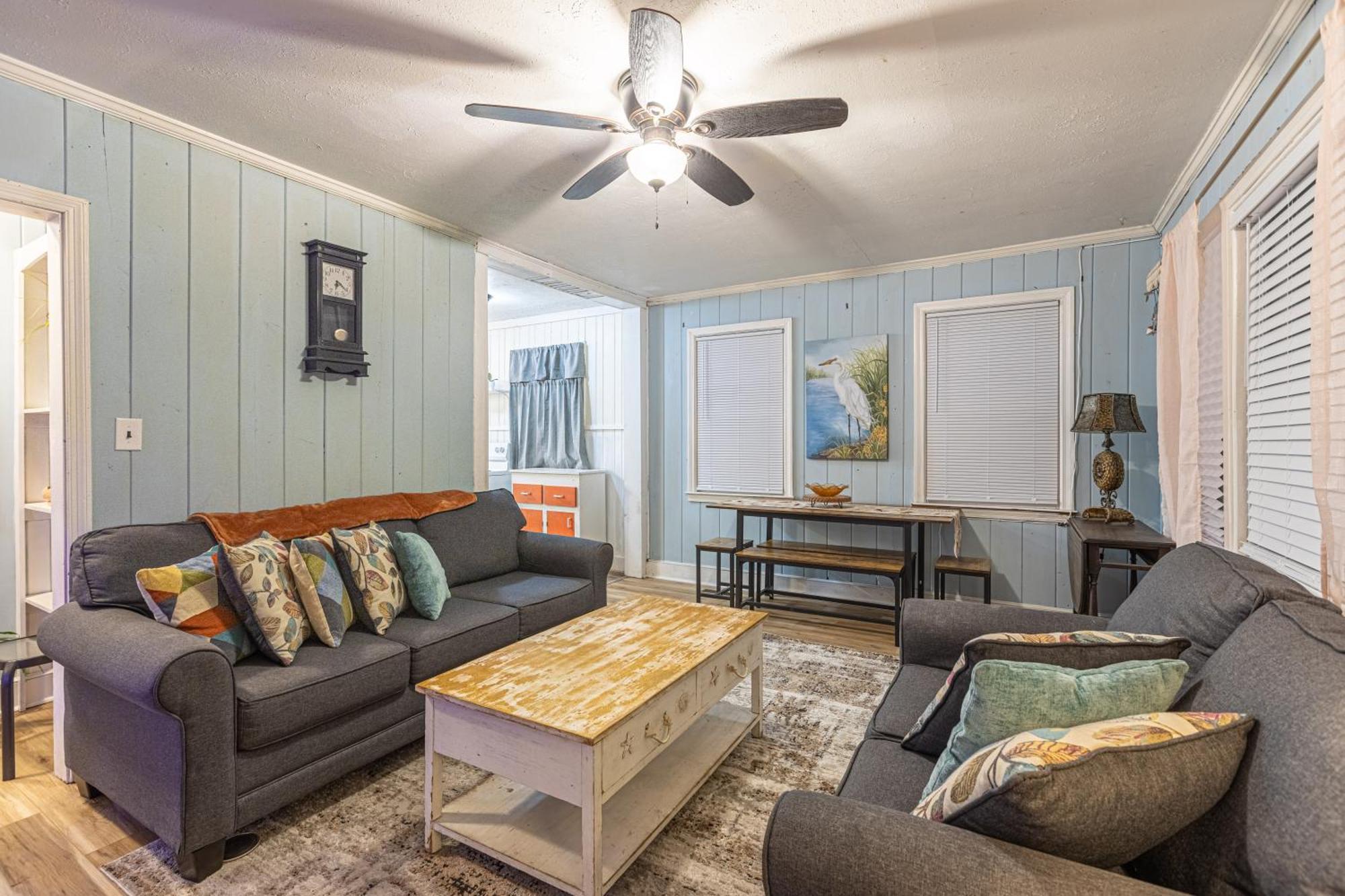 Beachy Central, Near Beach, 2 King Beds, Crib, Huge Private Yard, Patio, Porch, Bbq, & Firepit Myrtle Beach