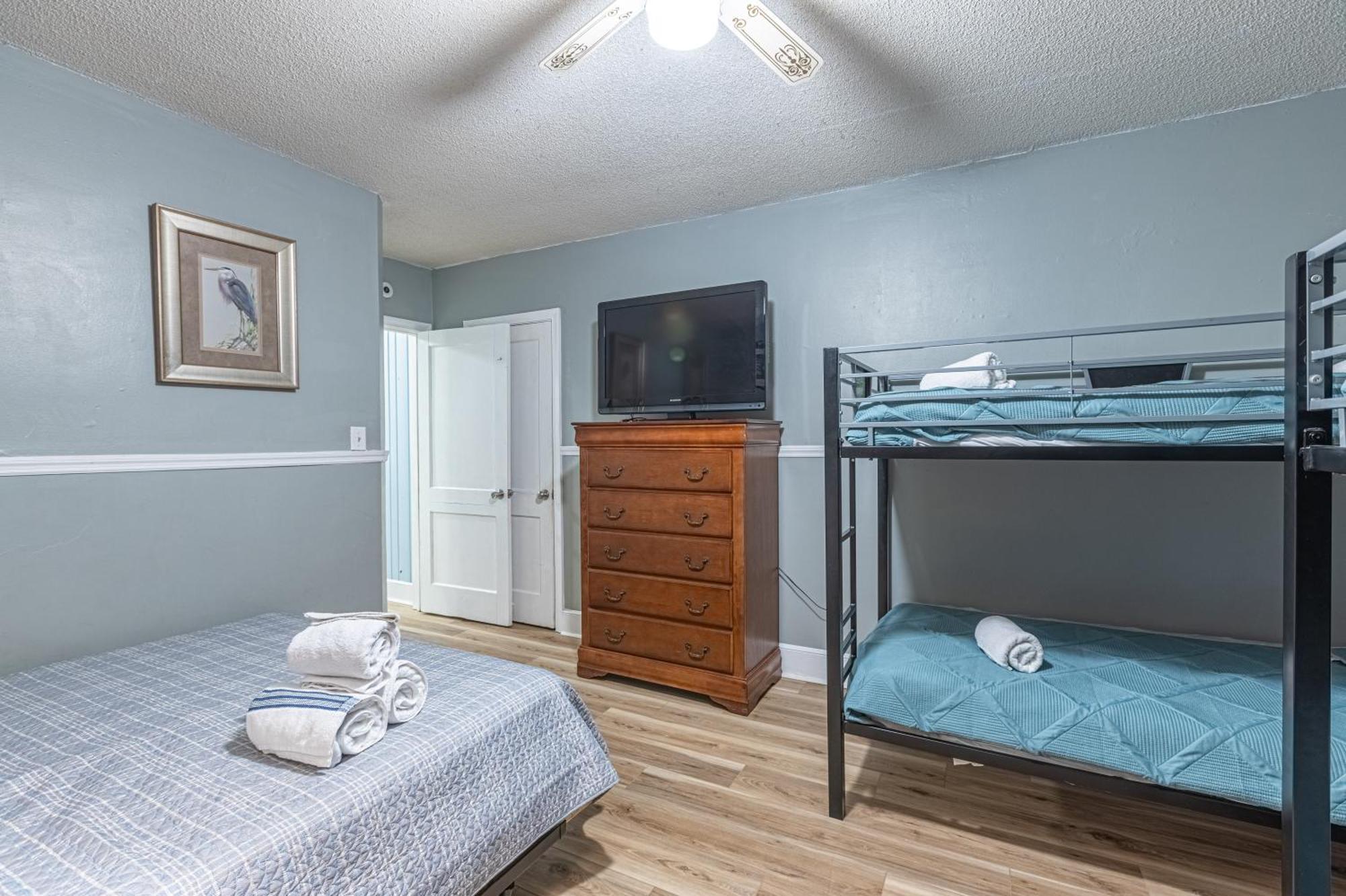 Beachy Central, Near Beach, 2 King Beds, Crib, Huge Private Yard, Patio, Porch, Bbq, & Firepit