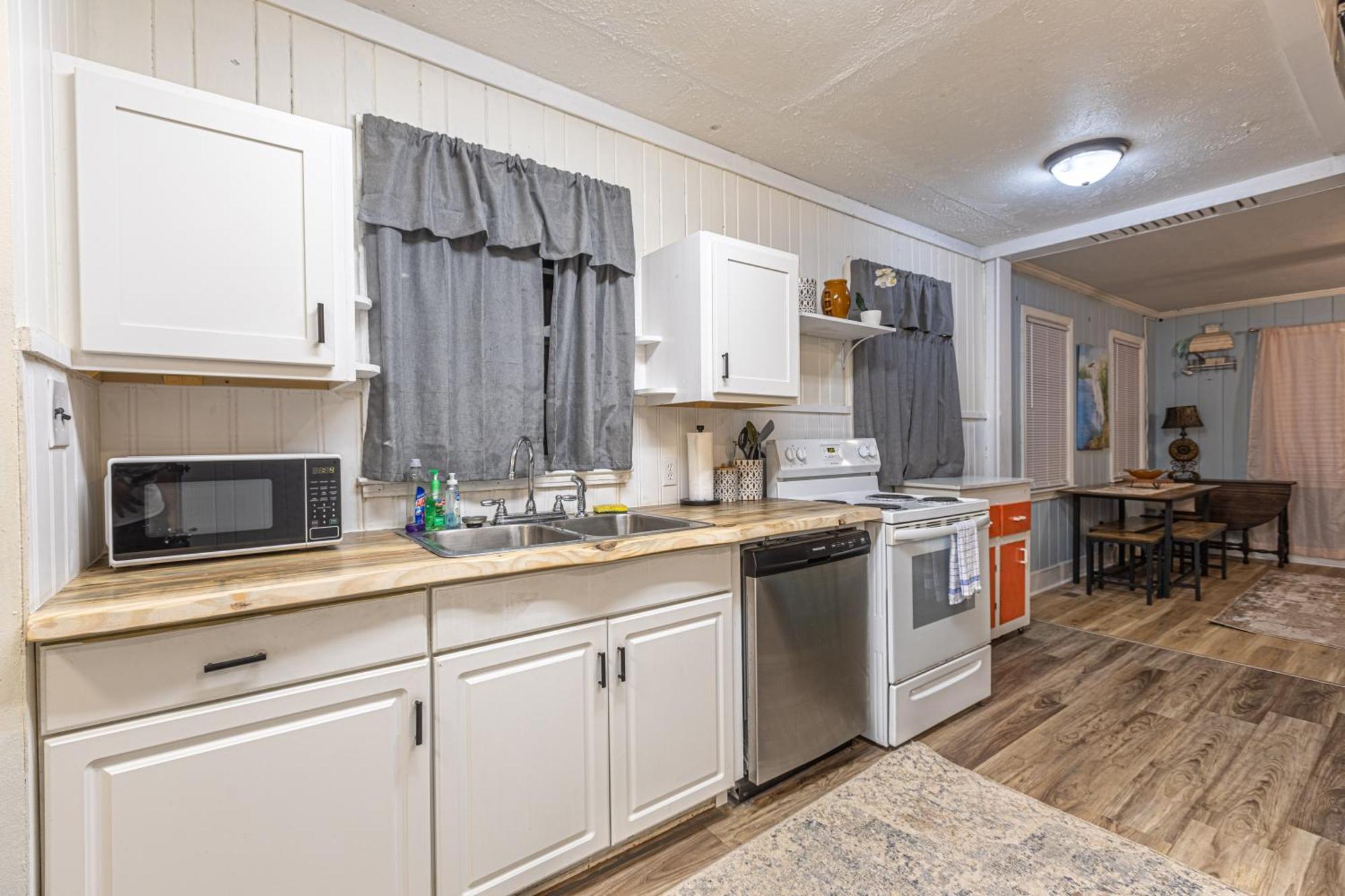 Beachy Central, Near Beach, 2 King Beds, Crib, Huge Private Yard, Patio, Porch, Bbq, & Firepit Holiday home *