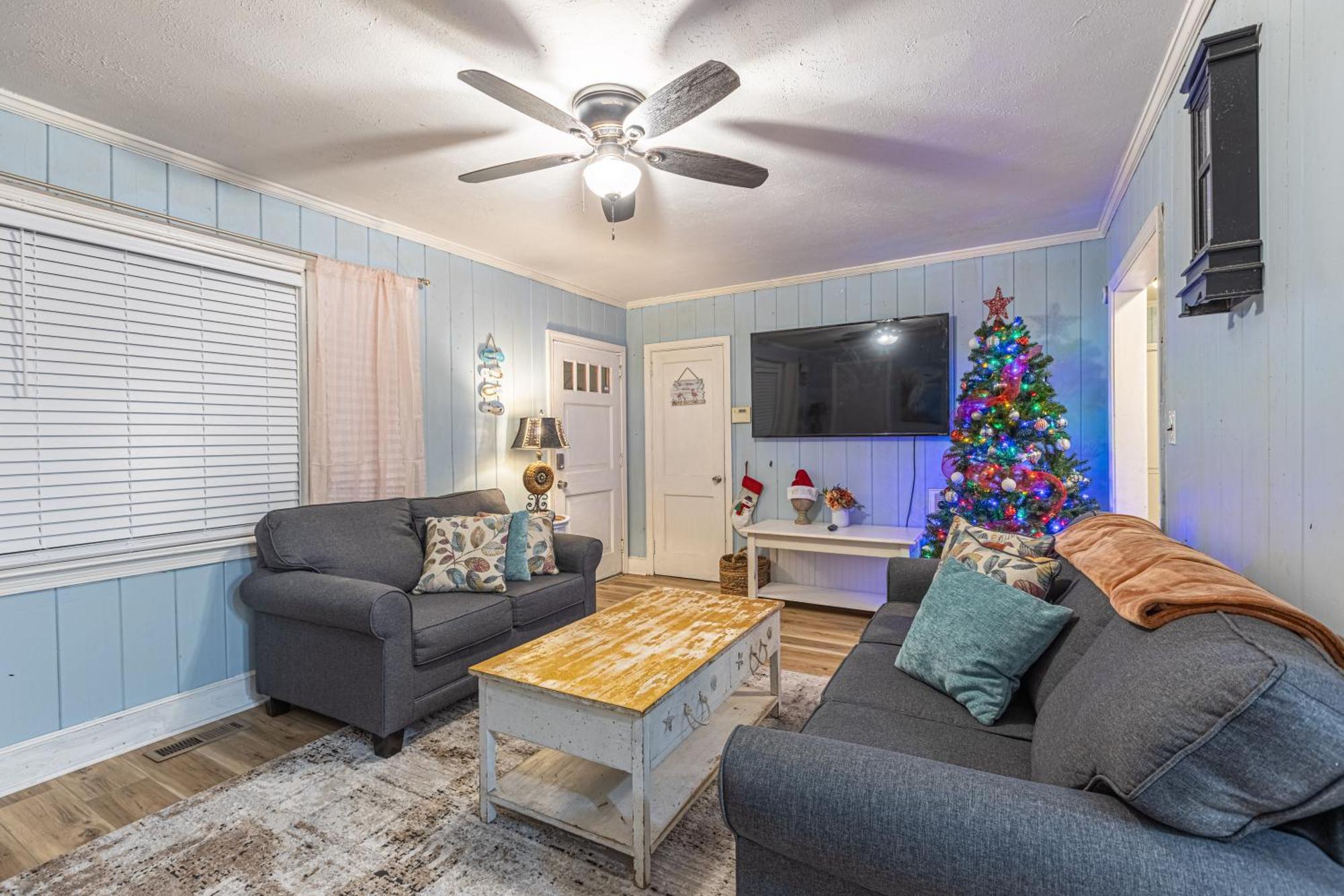 Holiday home Beachy Central, Near Beach, 2 King Beds, Crib, Huge Private Yard, Patio, Porch, Bbq, & Firepit *