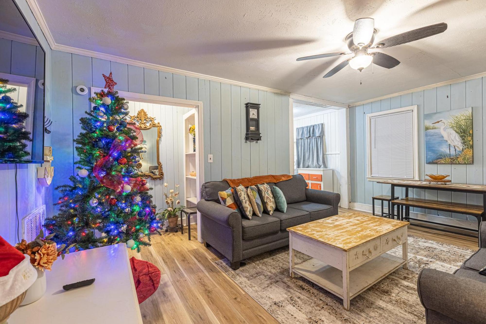 Beachy Central, Near Beach, 2 King Beds, Crib, Huge Private Yard, Patio, Porch, Bbq, & Firepit *