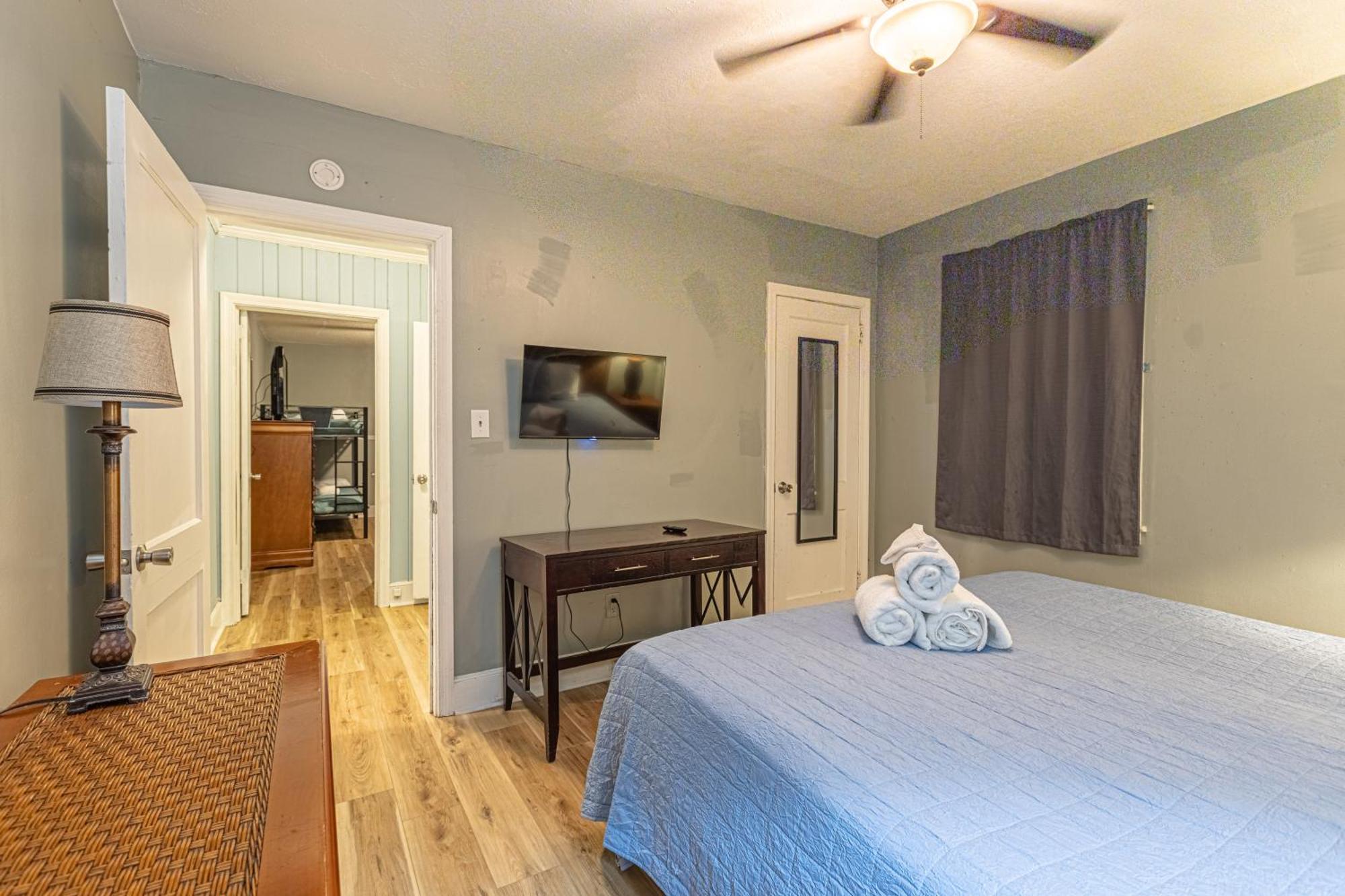 Beachy Central, Near Beach, 2 King Beds, Crib, Huge Private Yard, Patio, Porch, Bbq, & Firepit * Myrtle Beach