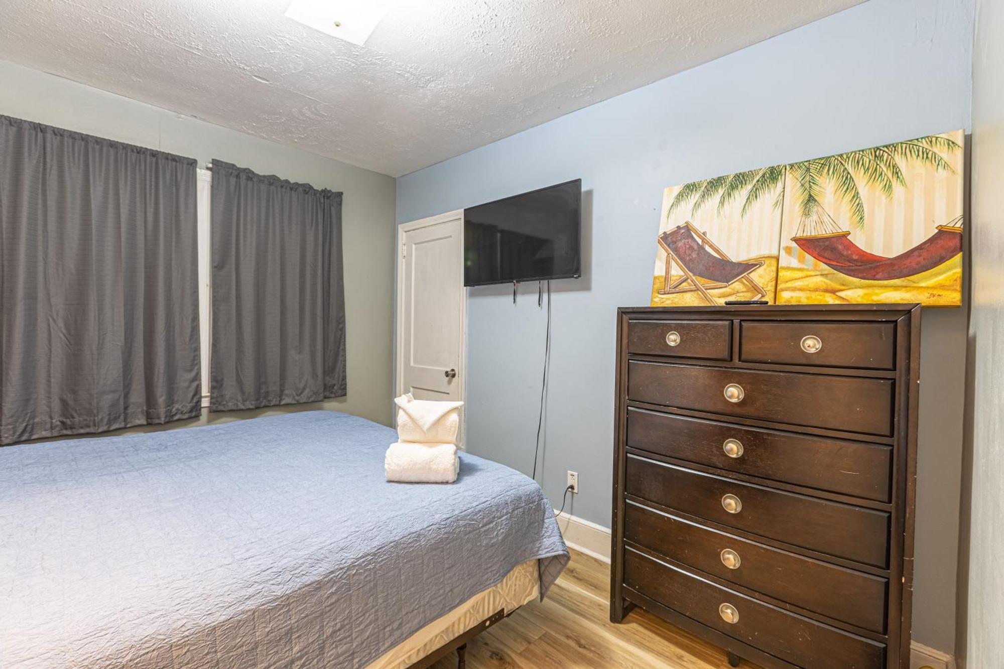 Beachy Central, Near Beach, 2 King Beds, Crib, Huge Private Yard, Patio, Porch, Bbq, & Firepit