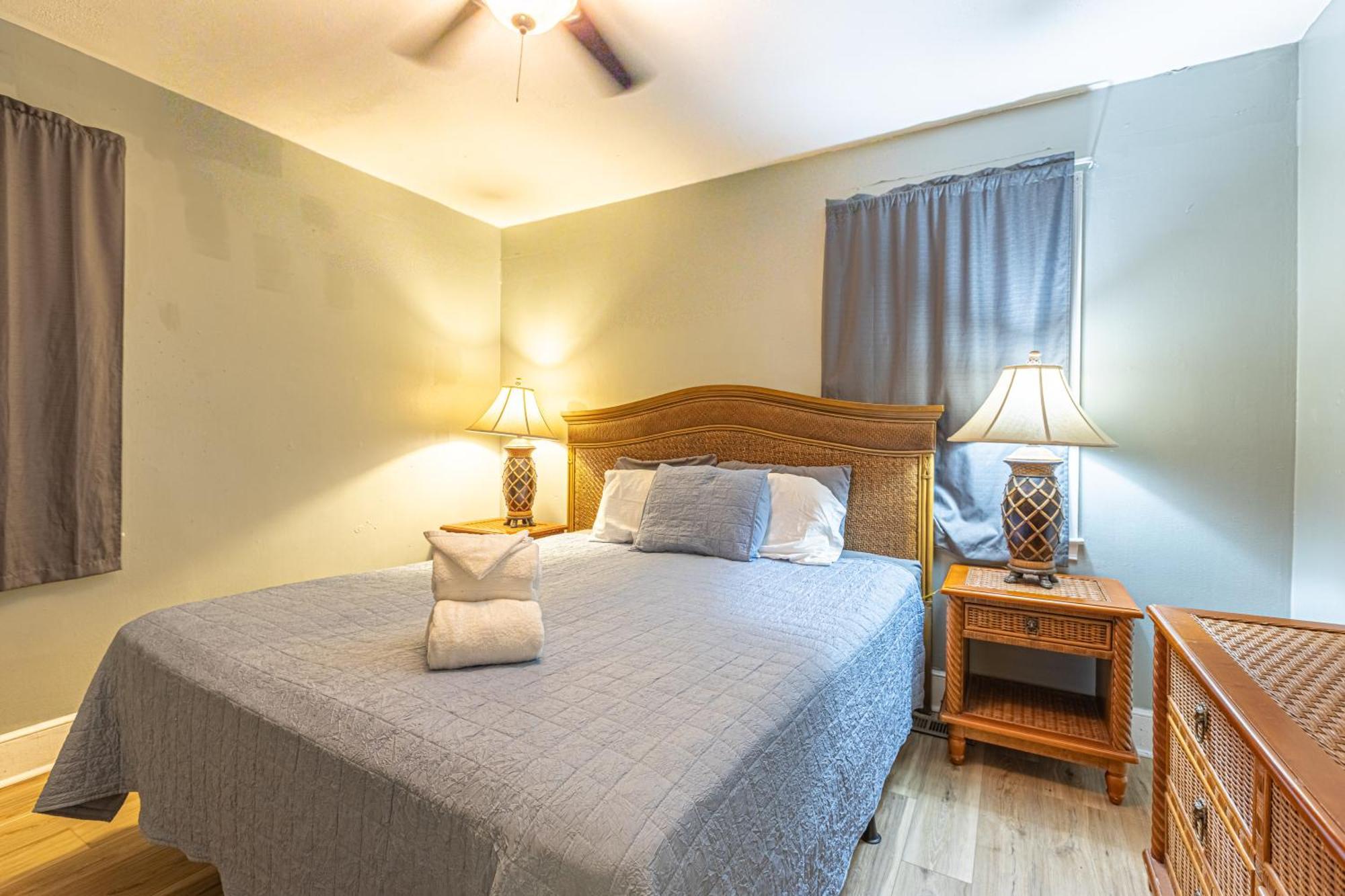 Holiday home Beachy Central, Near Beach, 2 King Beds, Crib, Huge Private Yard, Patio, Porch, Bbq, & Firepit