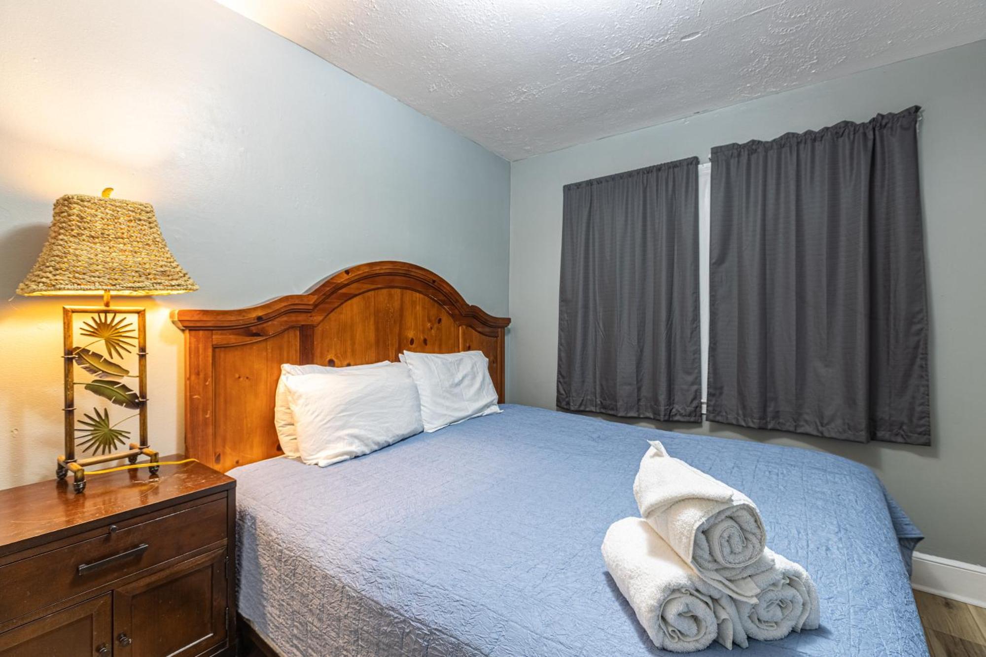 Holiday home Beachy Central, Near Beach, 2 King Beds, Crib, Huge Private Yard, Patio, Porch, Bbq, & Firepit *
