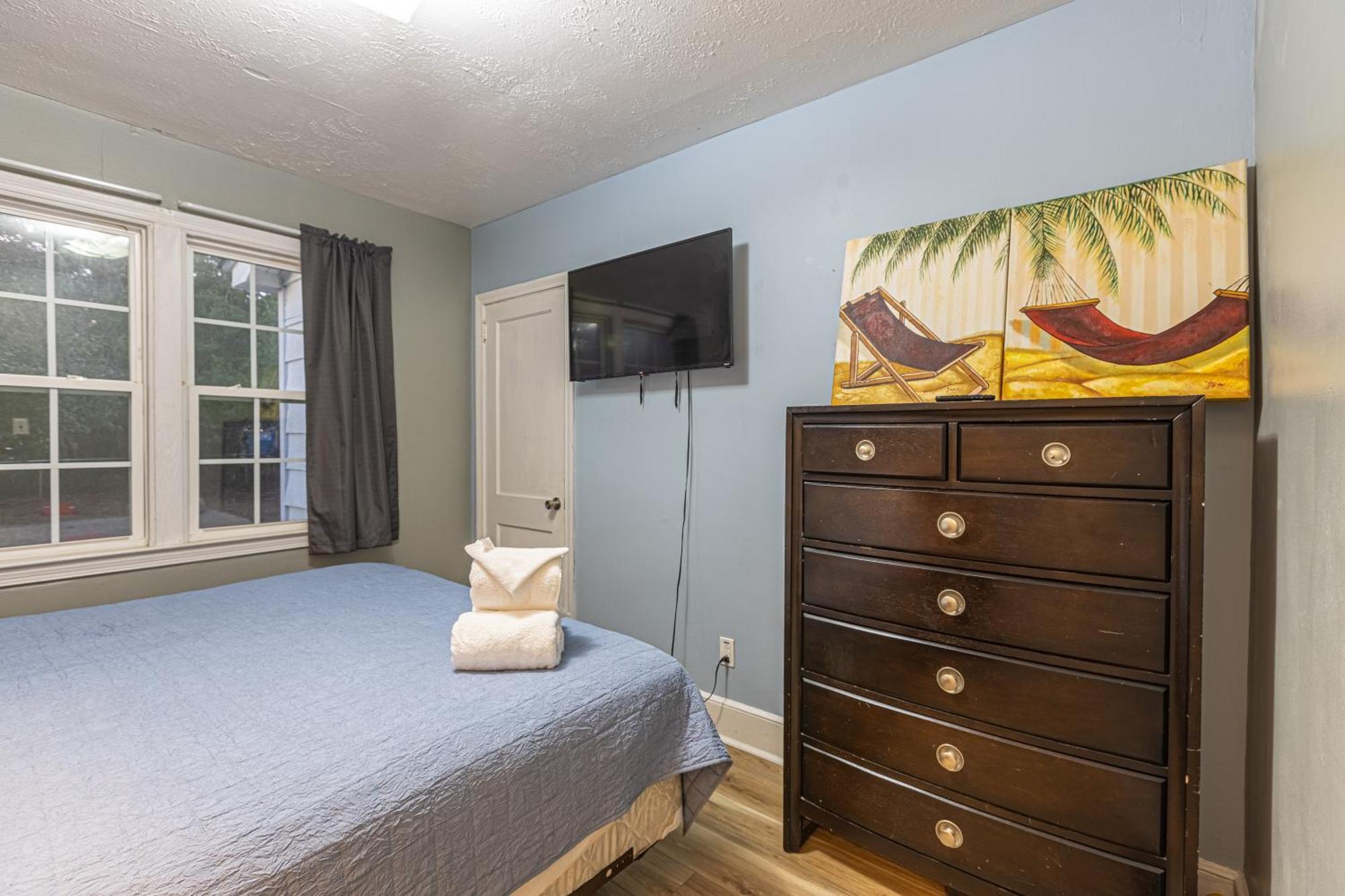 Beachy Central, Near Beach, 2 King Beds, Crib, Huge Private Yard, Patio, Porch, Bbq, & Firepit