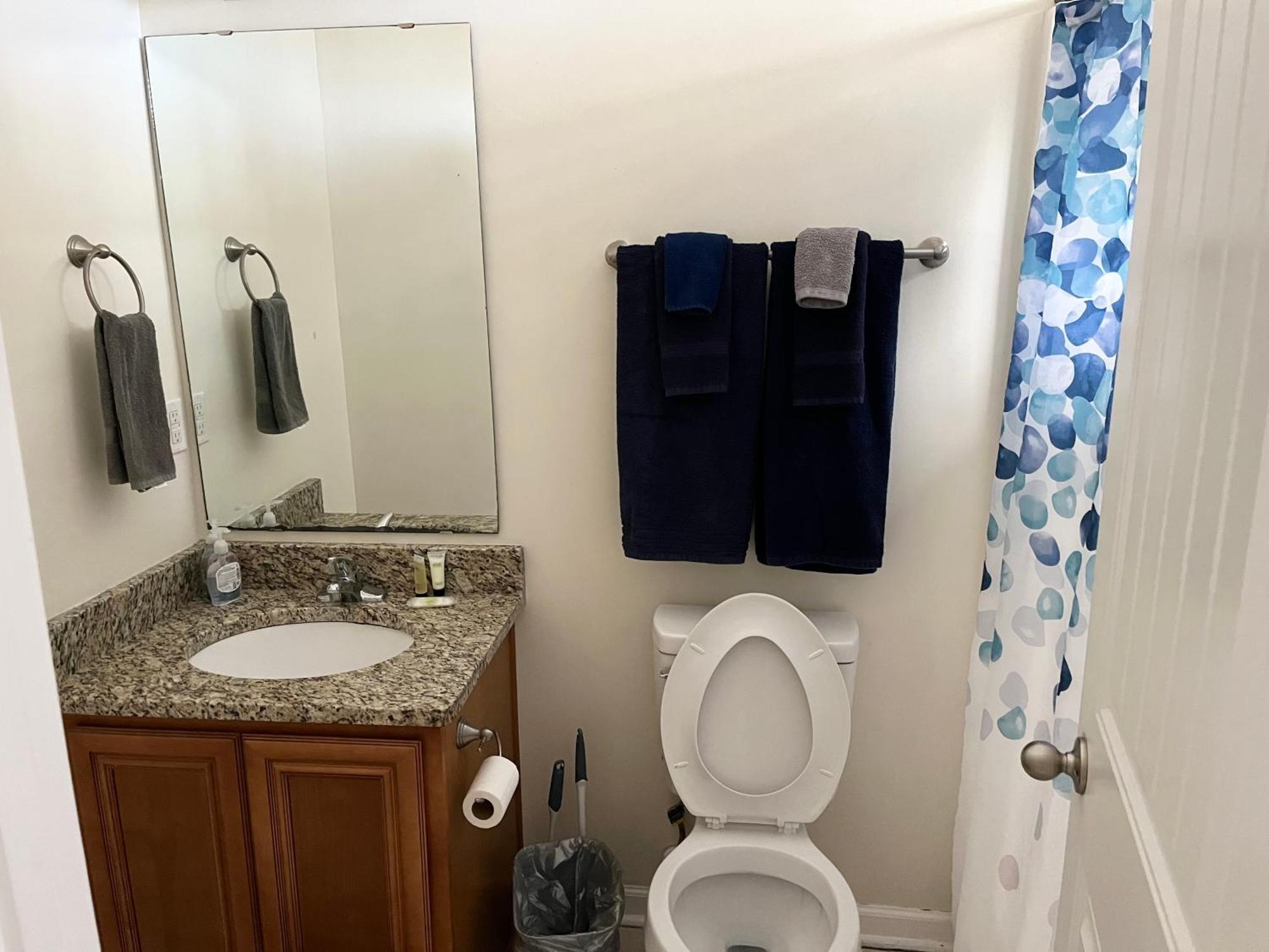 Contemporary 2-br Cottage, 2 Blocks To