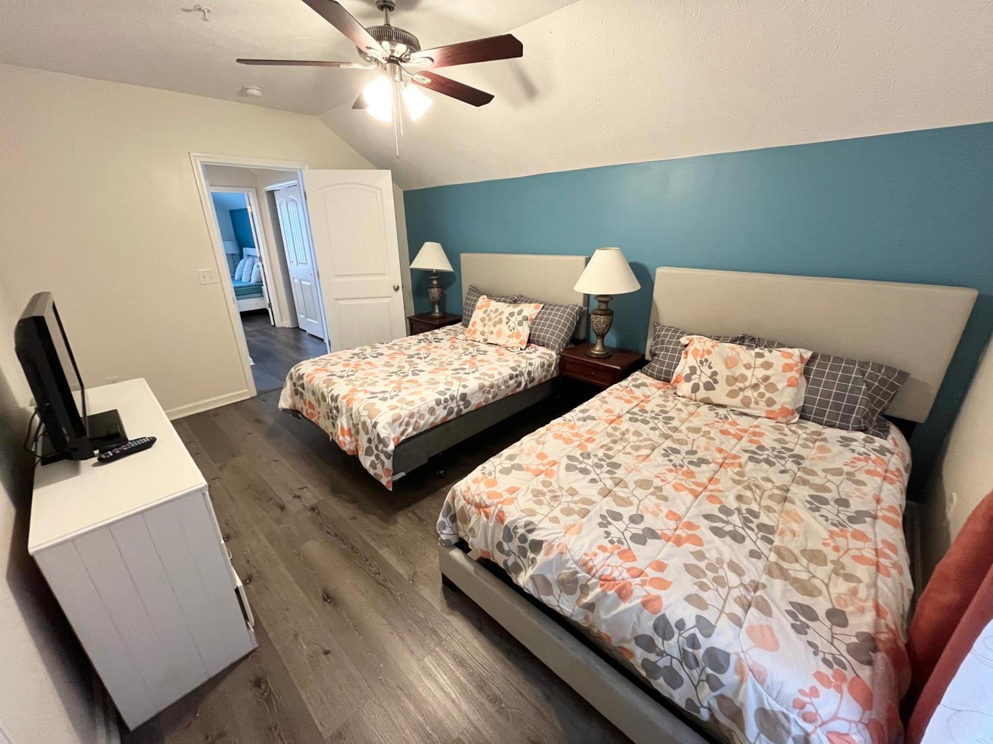 Contemporary 2-br Cottage, 2 Blocks To Holiday home *